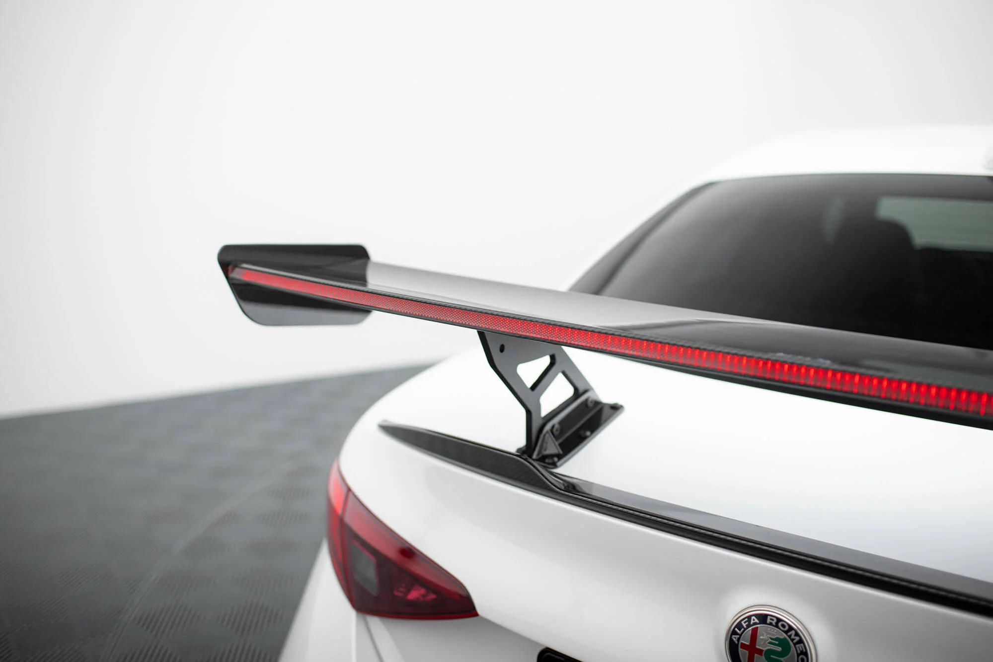 CARBON SPOILER + LED ALFA ROMEO GIULIA QUADRIFOGLIO - Image 9