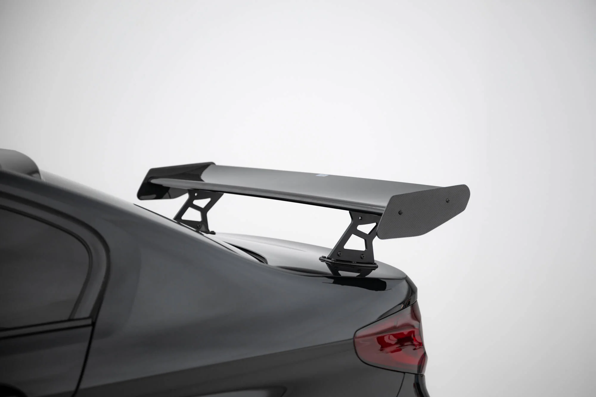 Carbon Spoiler With Internal Brackets Uprights BMW 5 / M5 Sedan G30 / F90 - Image 4