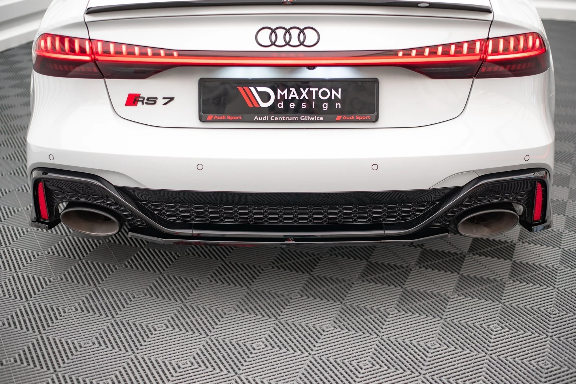 CENTRAL REAR SPLITTER AUDI RS6 C8 - Image 3