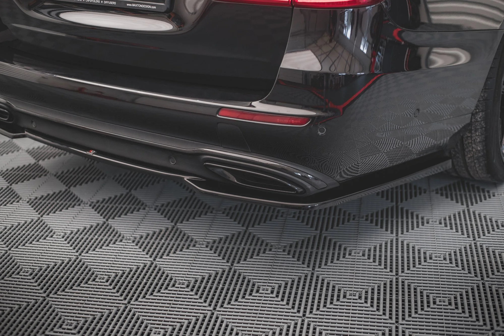 CENTRAL REAR SPLITTER FOR MERCEDES-BENZ E W213 - Image 3