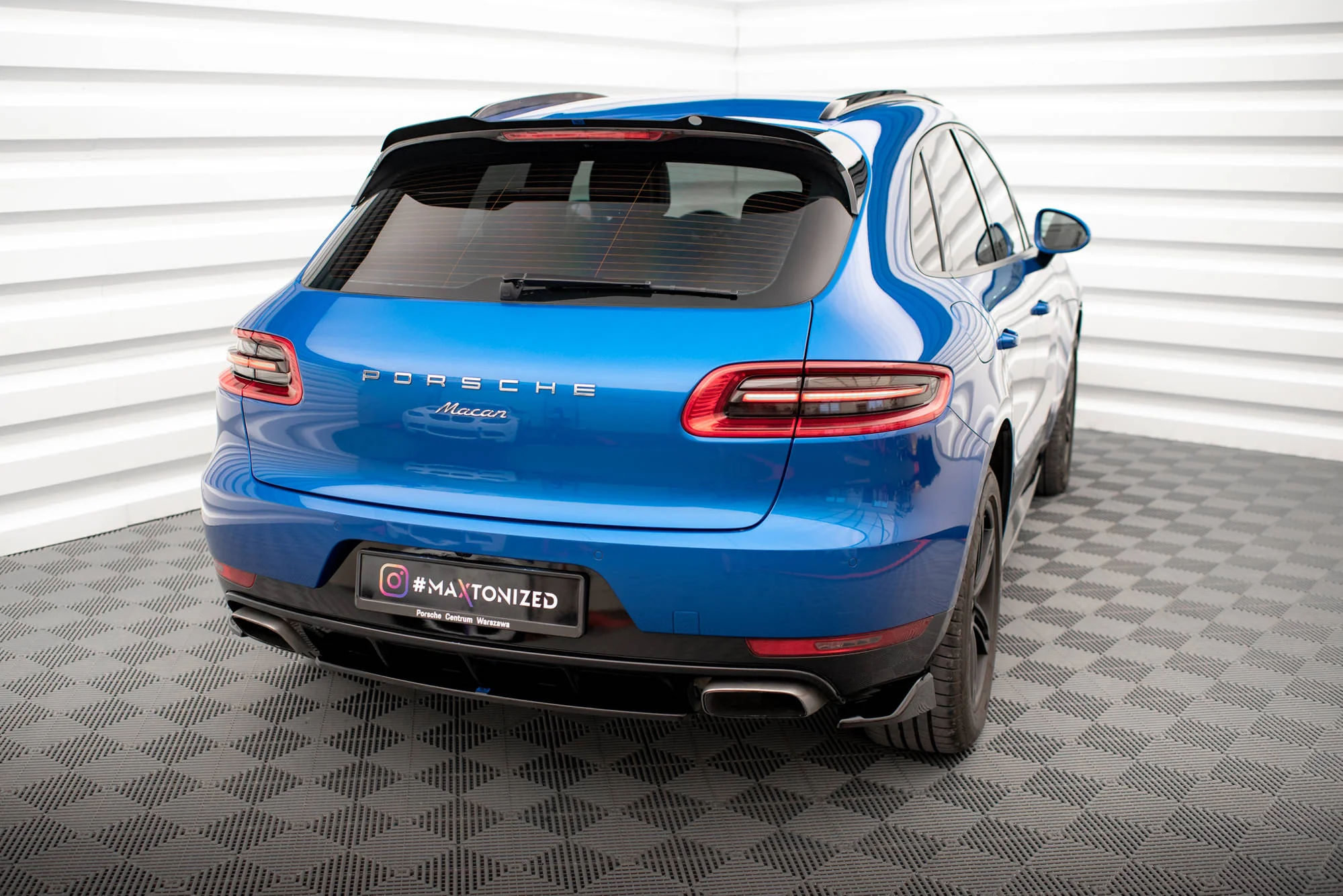 CENTRAL REAR SPLITTER FOR PORSCHE MACAN MK1 - Image 2