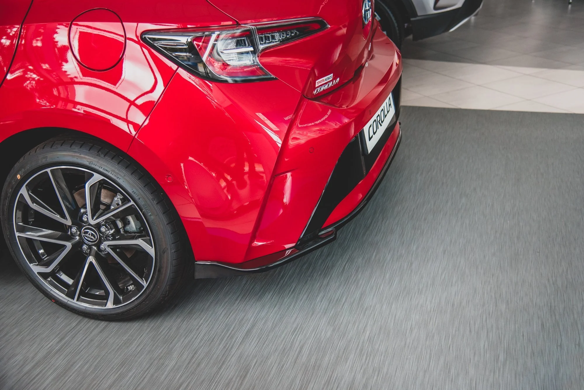 CENTRAL REAR SPLITTER TOYOTA COROLLA XII HATCHBACK - Image 4