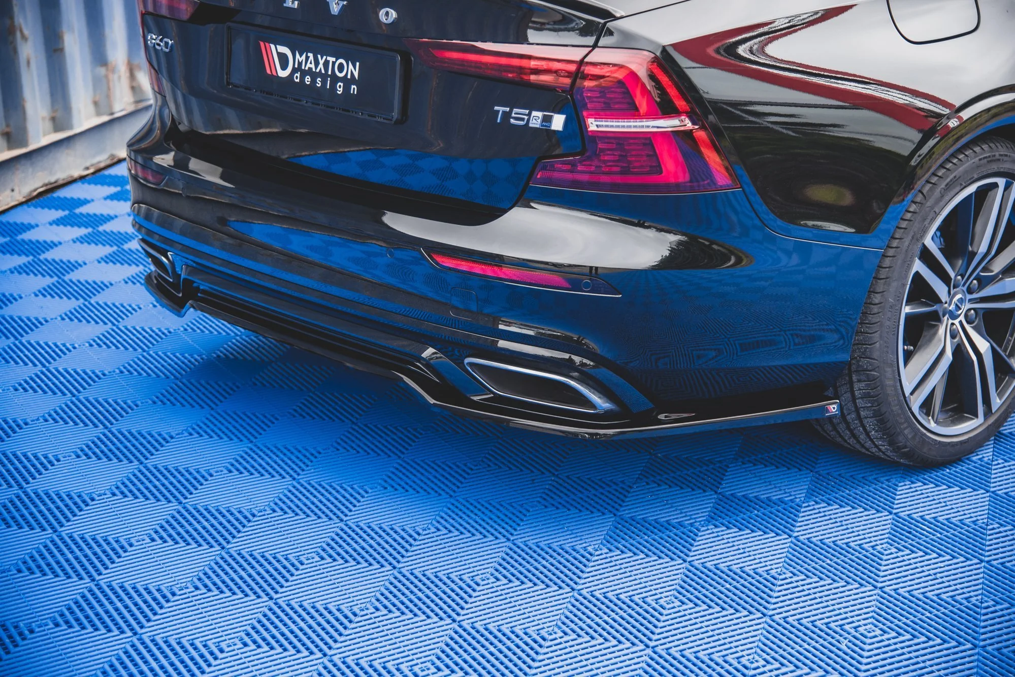 CENTRAL REAR SPLITTER VOLVO S60 R-DESIGN MK3 - Image 3