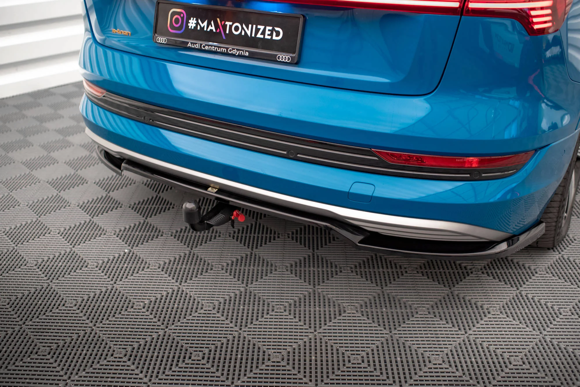CENTRAL REAR SPLITTER (WITH VERTICAL BARS) AUDI E-TRON - Image 6