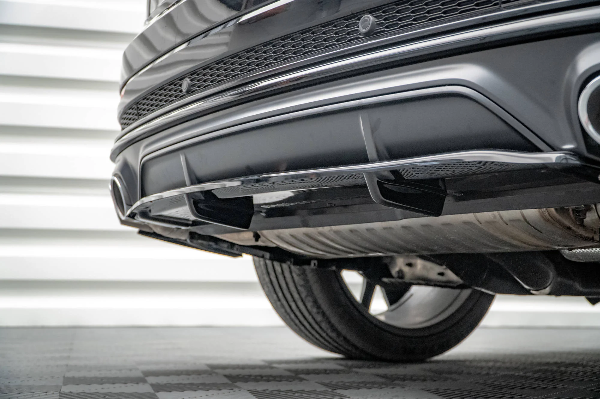 CENTRAL REAR SPLITTER (WITH VERTICAL BARS) AUDI SQ8 MK1 - Image 3