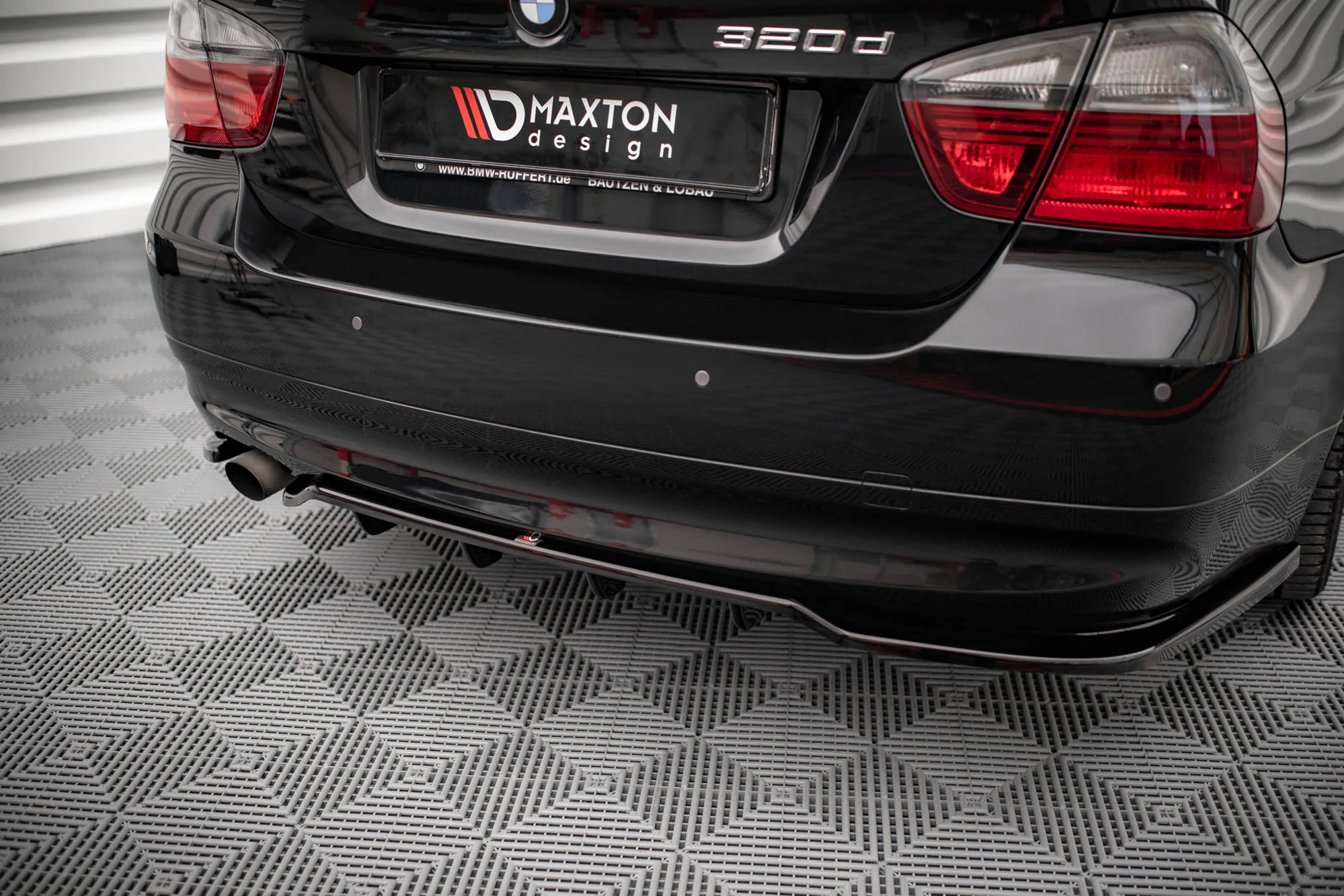 CENTRAL REAR SPLITTER (WITH VERTICAL BARS) BMW 3 SEDAN E90 - Image 4