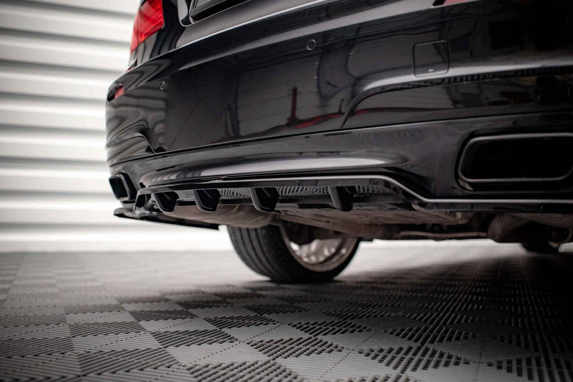 CENTRAL REAR SPLITTER (WITH VERTICAL BARS) BMW 7 M-PACK F01 - Image 3