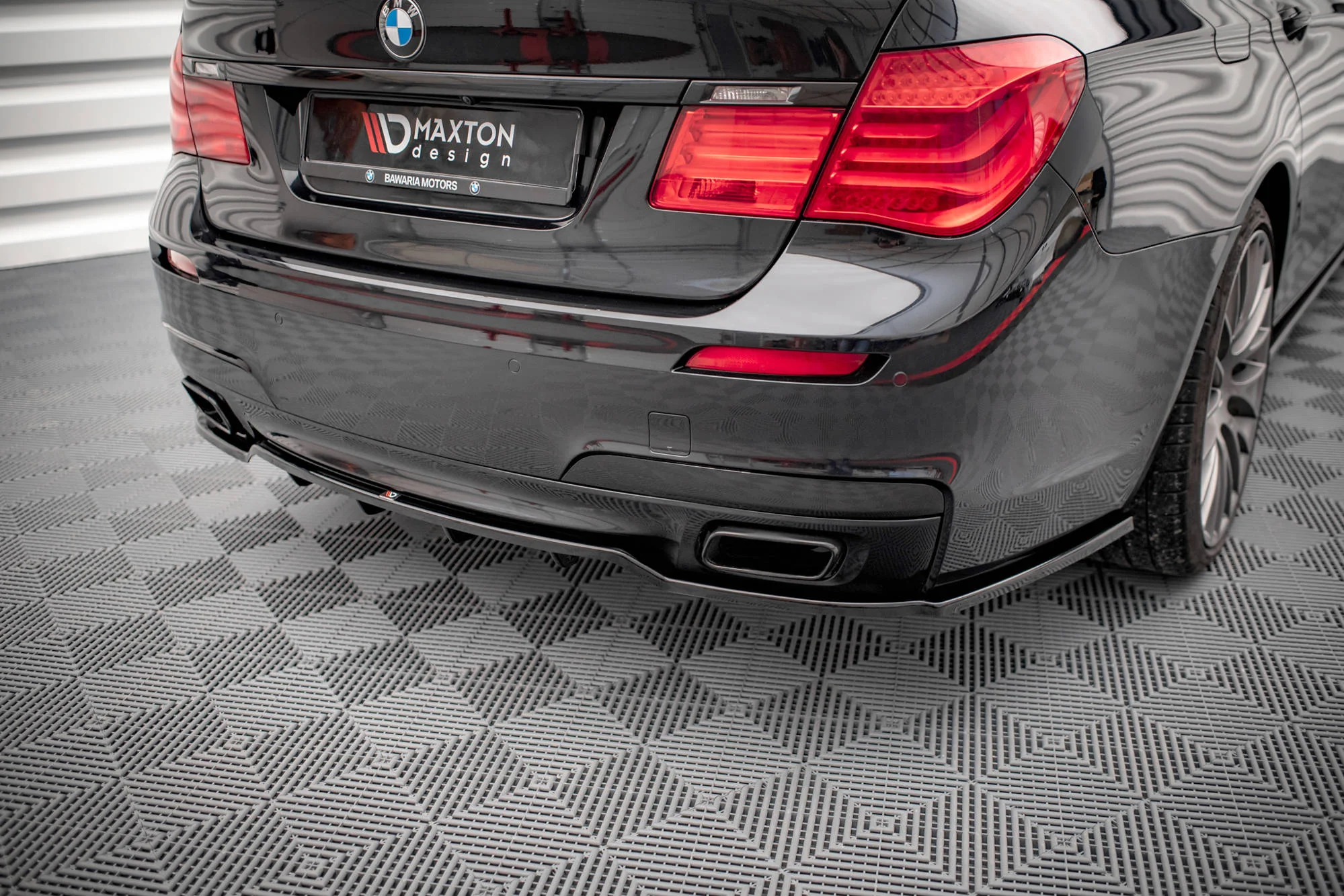 CENTRAL REAR SPLITTER (WITH VERTICAL BARS) BMW 7 M-PACK F01 - Image 4