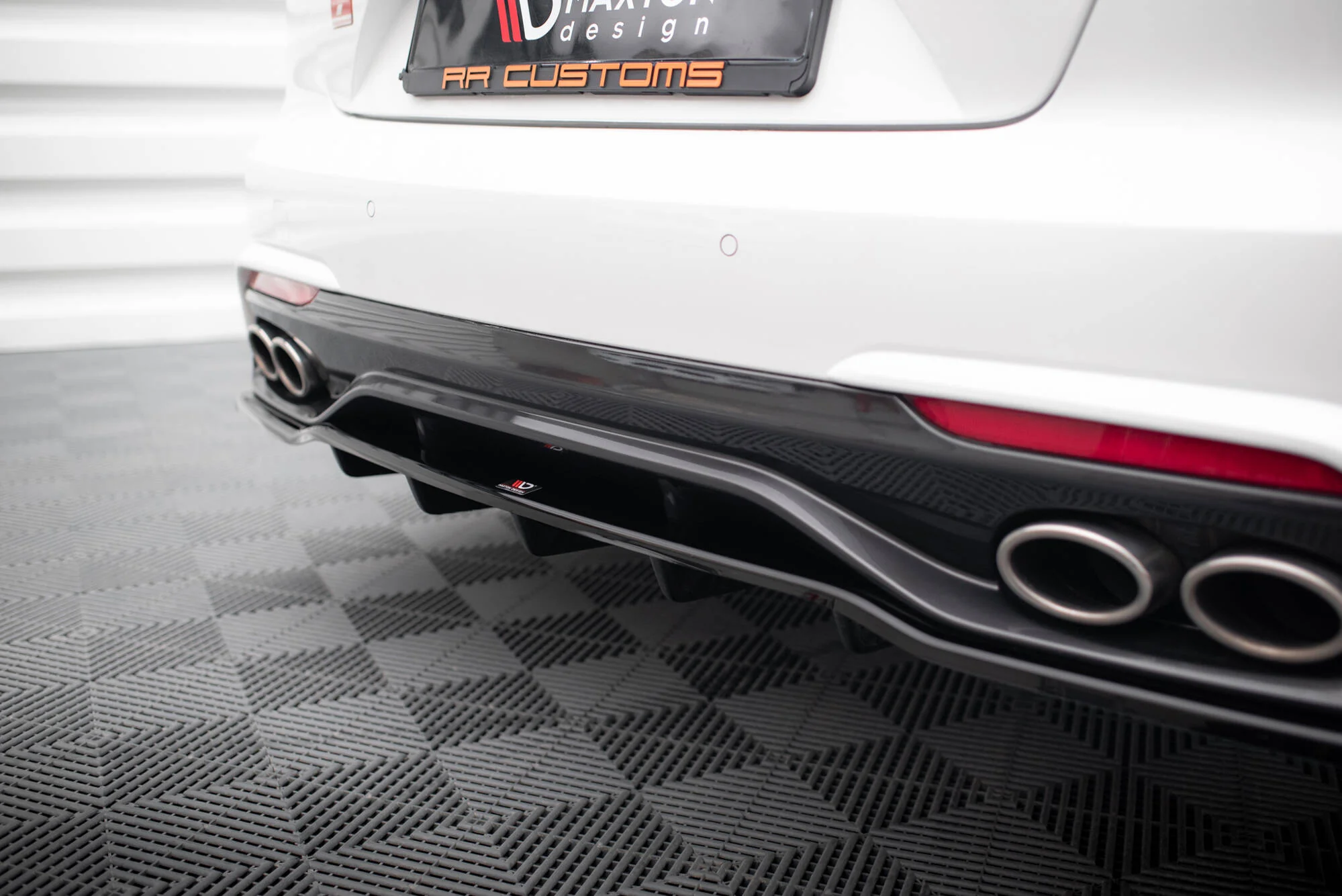 CENTRAL REAR SPLITTER (WITH VERTICAL BARS) KIA STINGER GT-LINE MK1 - Image 4