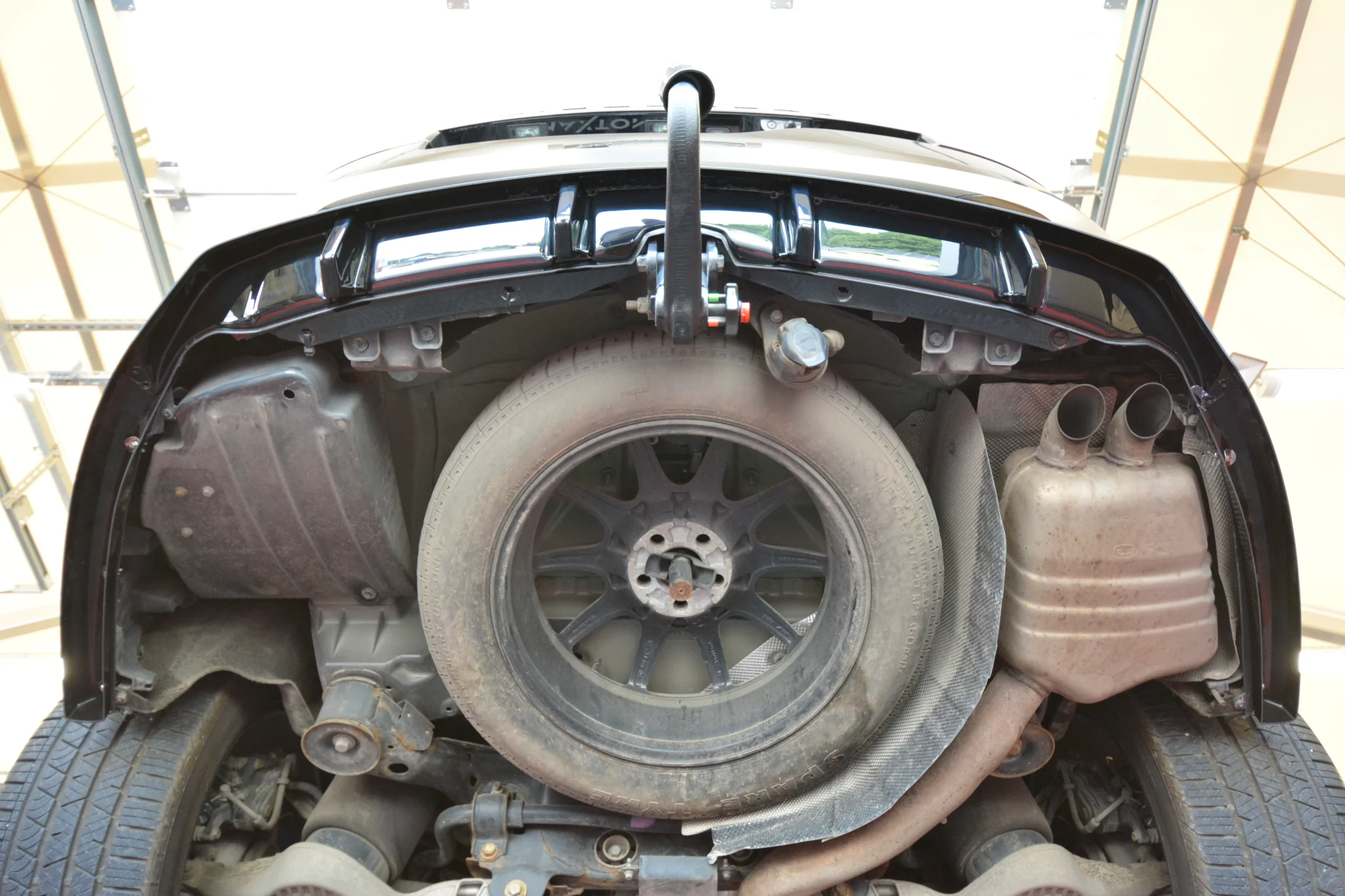 CENTRAL REAR SPLITTER (WITH VERTICAL BARS) LAND ROVER DISCOVERY HSE MK5 - Image 9