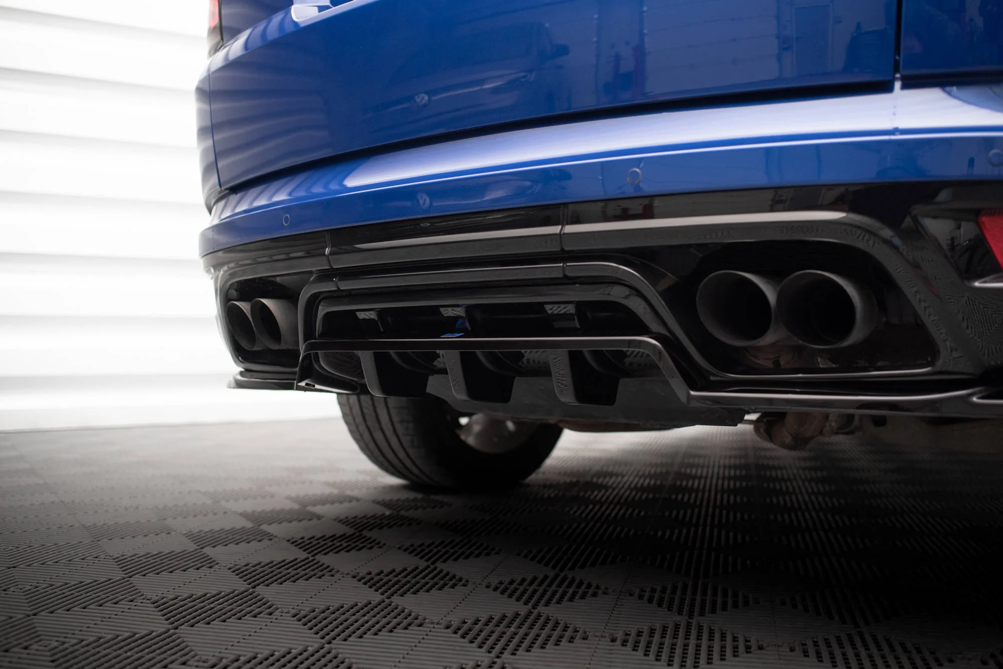 CENTRAL REAR SPLITTER (WITH VERTICAL BARS) LAND ROVER RANGE ROVER SPORT SVR MK2 - Image 3
