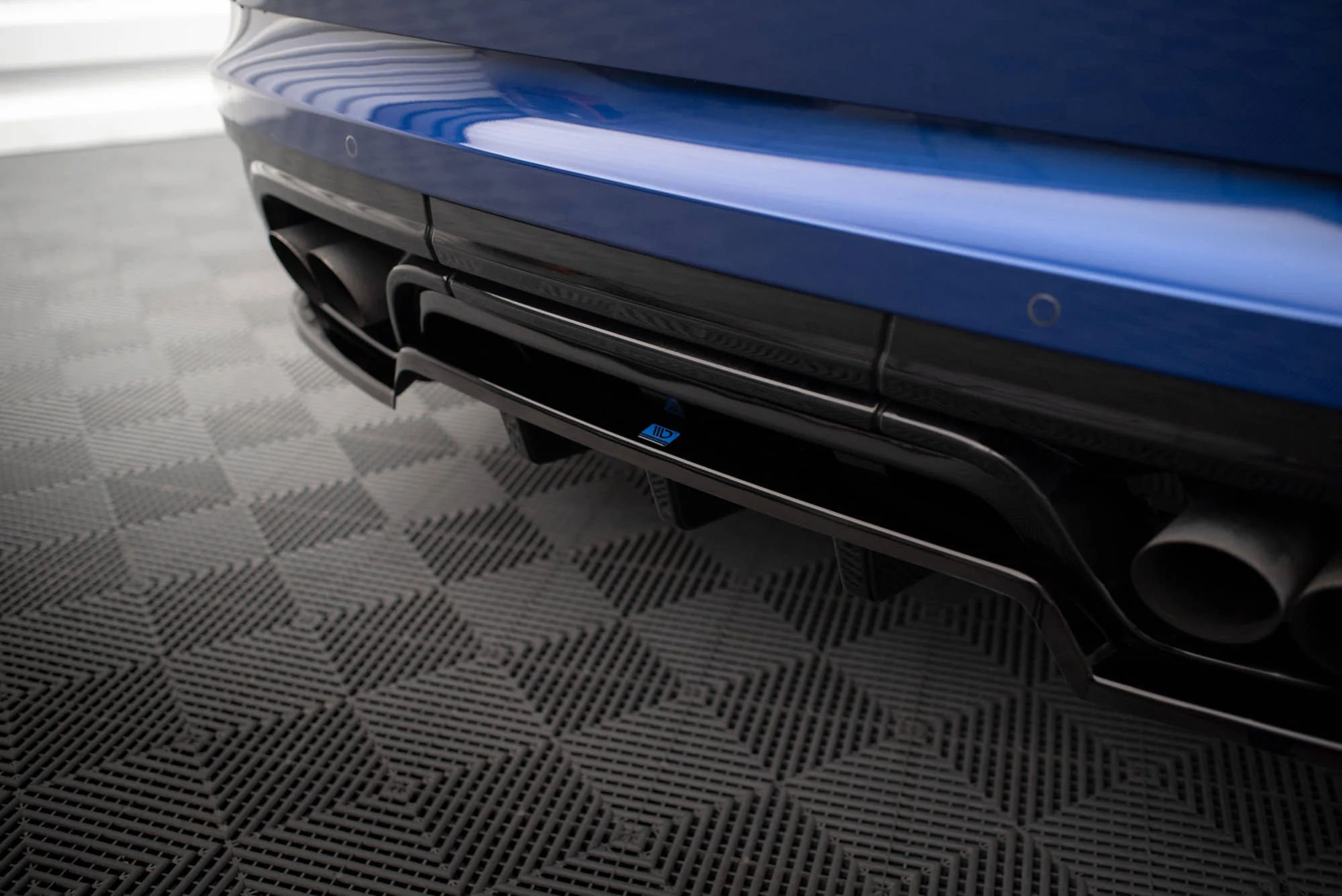 CENTRAL REAR SPLITTER (WITH VERTICAL BARS) LAND ROVER RANGE ROVER SPORT SVR MK2 - Image 4