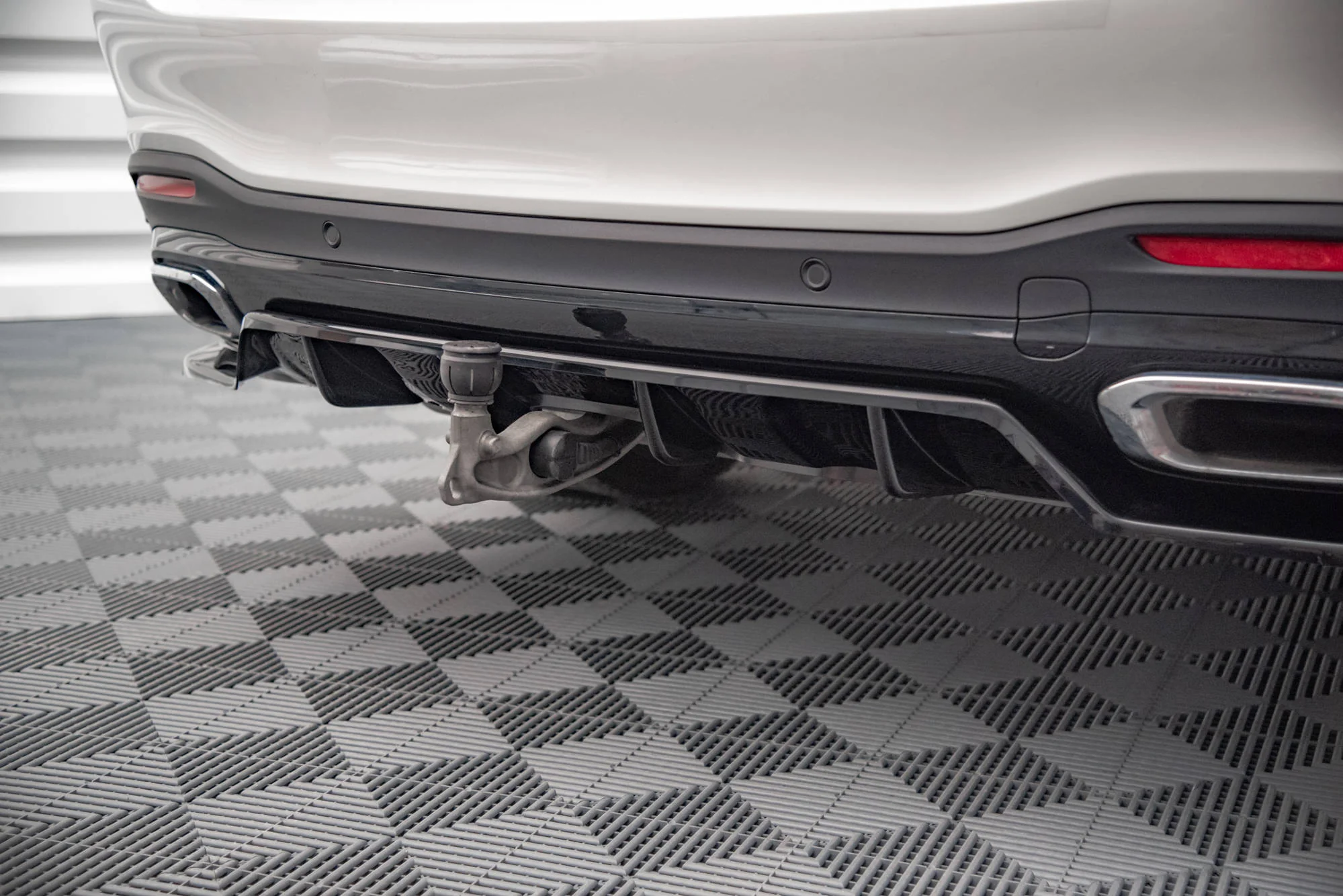 CENTRAL REAR SPLITTER (WITH VERTICAL BARS) MERCEDES-BENZ GLS AMG-LINE X167 - Image 5
