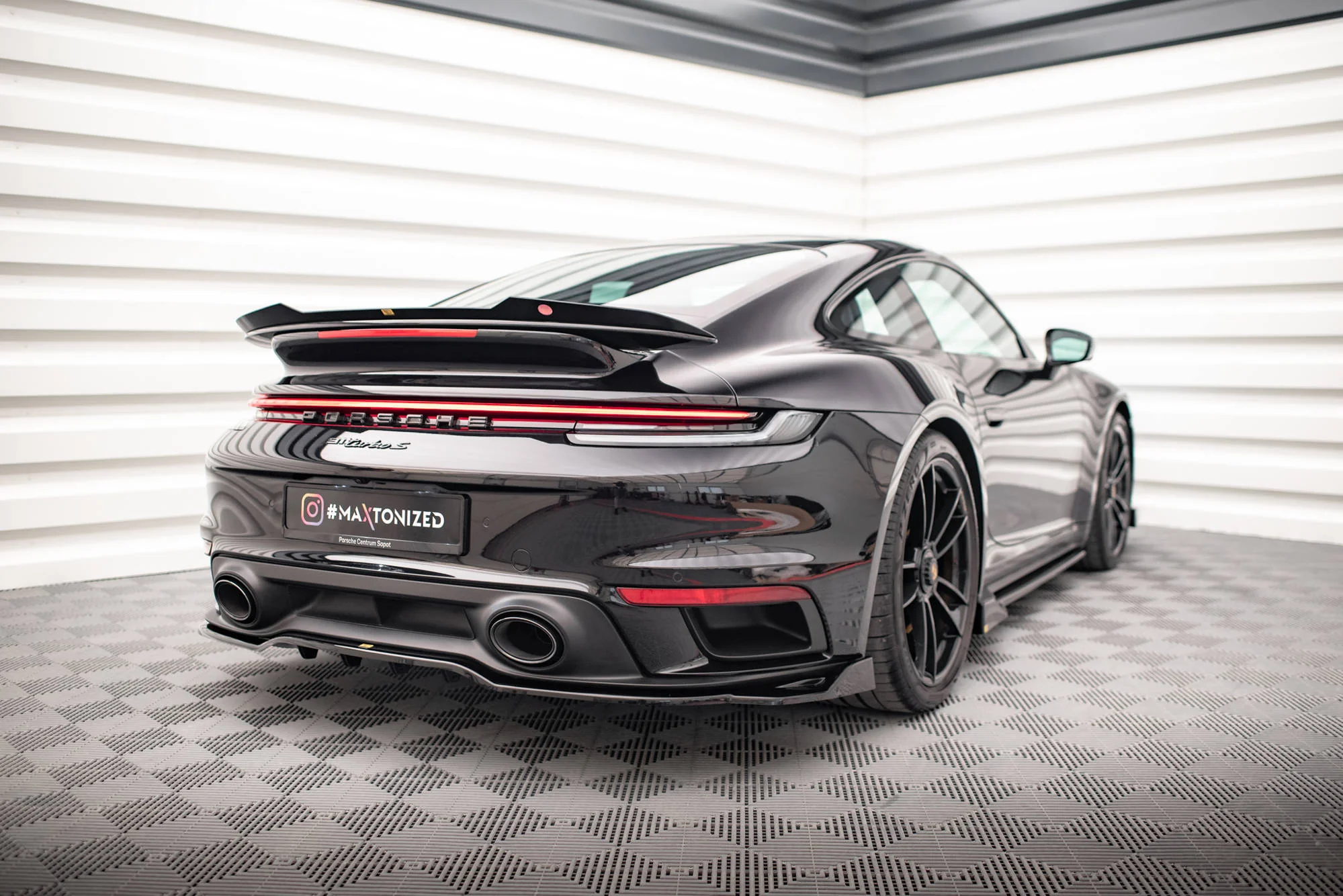 CENTRAL REAR SPLITTER (WITH VERTICAL BARS) PORSCHE 911 TURBO S 992 - Image 2