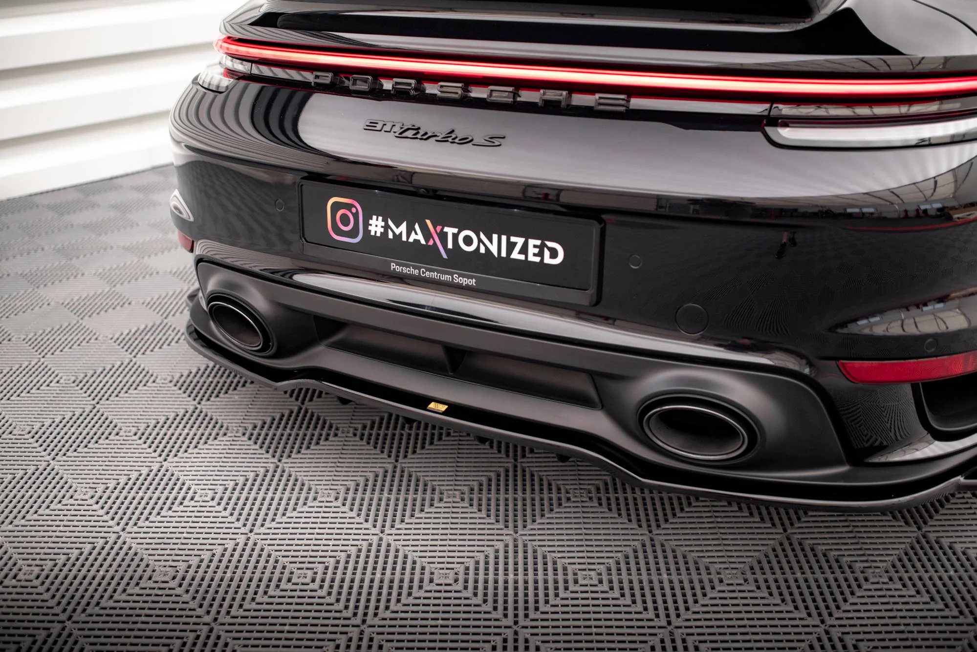 CENTRAL REAR SPLITTER (WITH VERTICAL BARS) PORSCHE 911 TURBO S 992 - Image 5