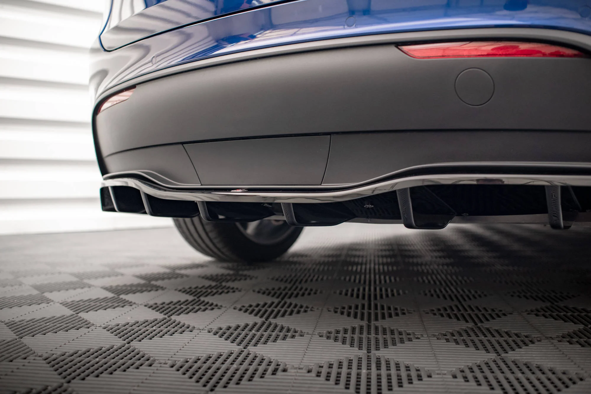 CENTRAL REAR SPLITTER (WITH VERTICAL BARS) TESLA MODEL Y - Image 3