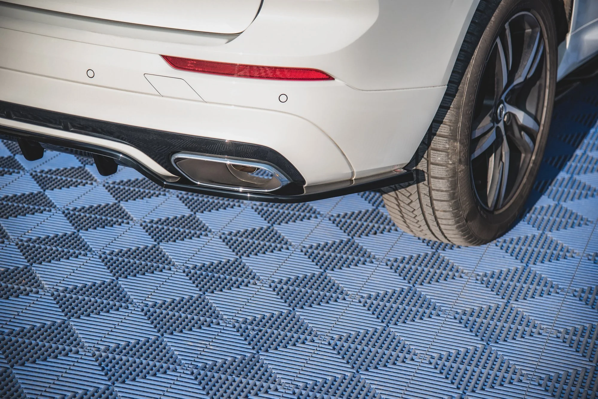 CENTRAL REAR SPLITTER (WITH VERTICAL BARS) VOLVO XC60 MK2 R-DESIGN - Image 3