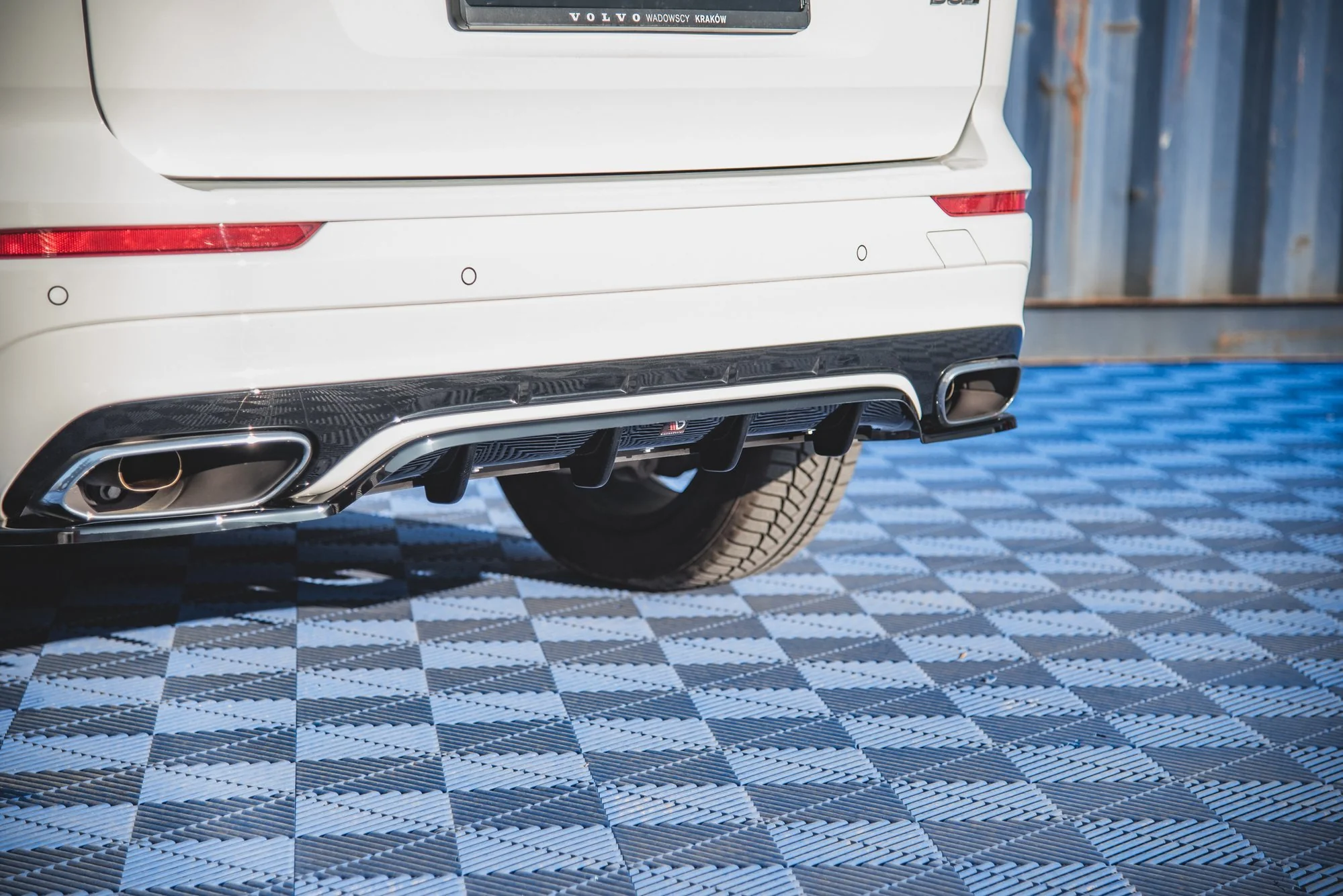 CENTRAL REAR SPLITTER (WITH VERTICAL BARS) VOLVO XC60 MK2 R-DESIGN - Image 4
