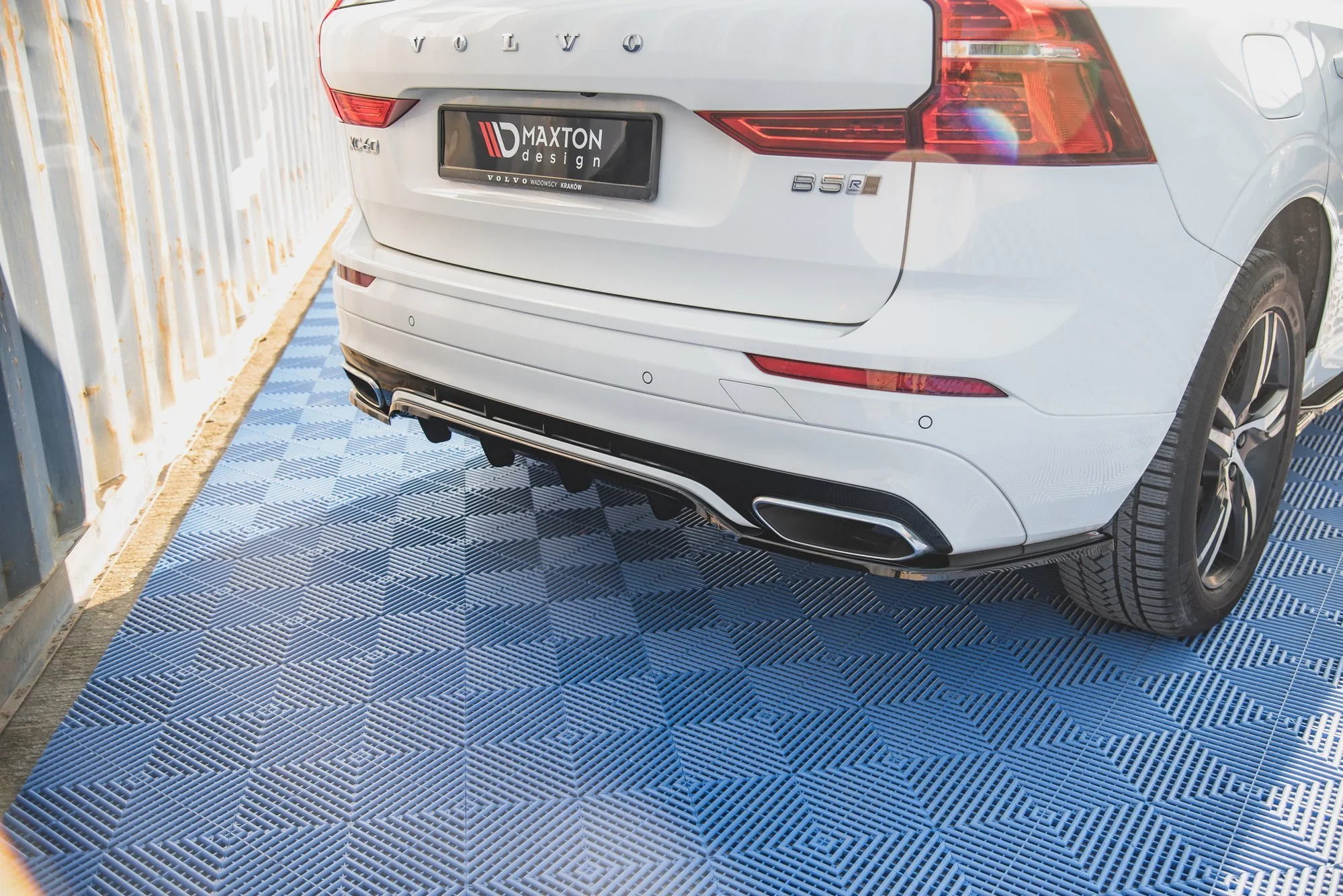 CENTRAL REAR SPLITTER (WITH VERTICAL BARS) VOLVO XC60 MK2 R-DESIGN - Image 5
