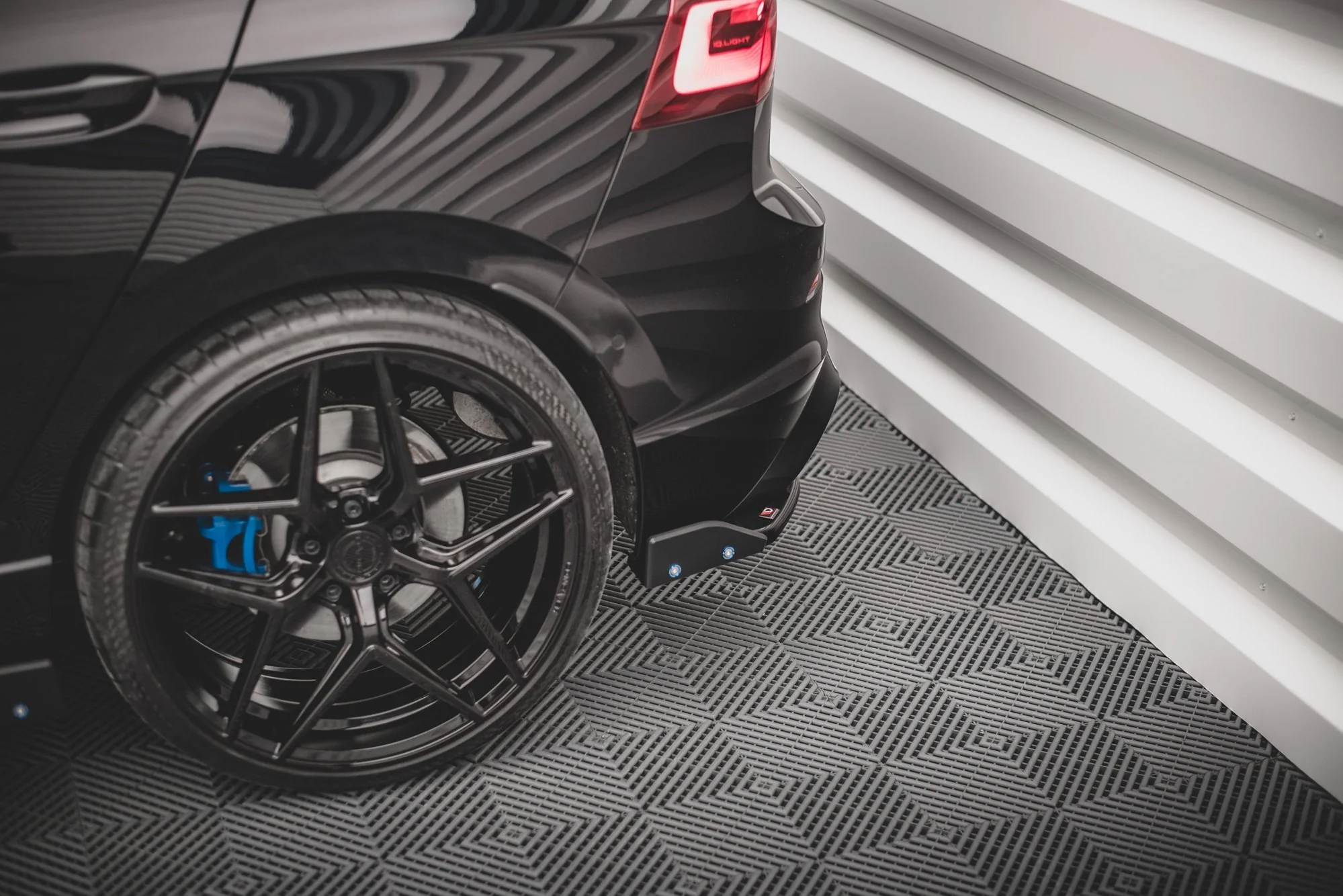 REAR SIDE SPLITTERS + FLAPS V.2 VOLKSWAGEN GOLF R MK8 - Image 7