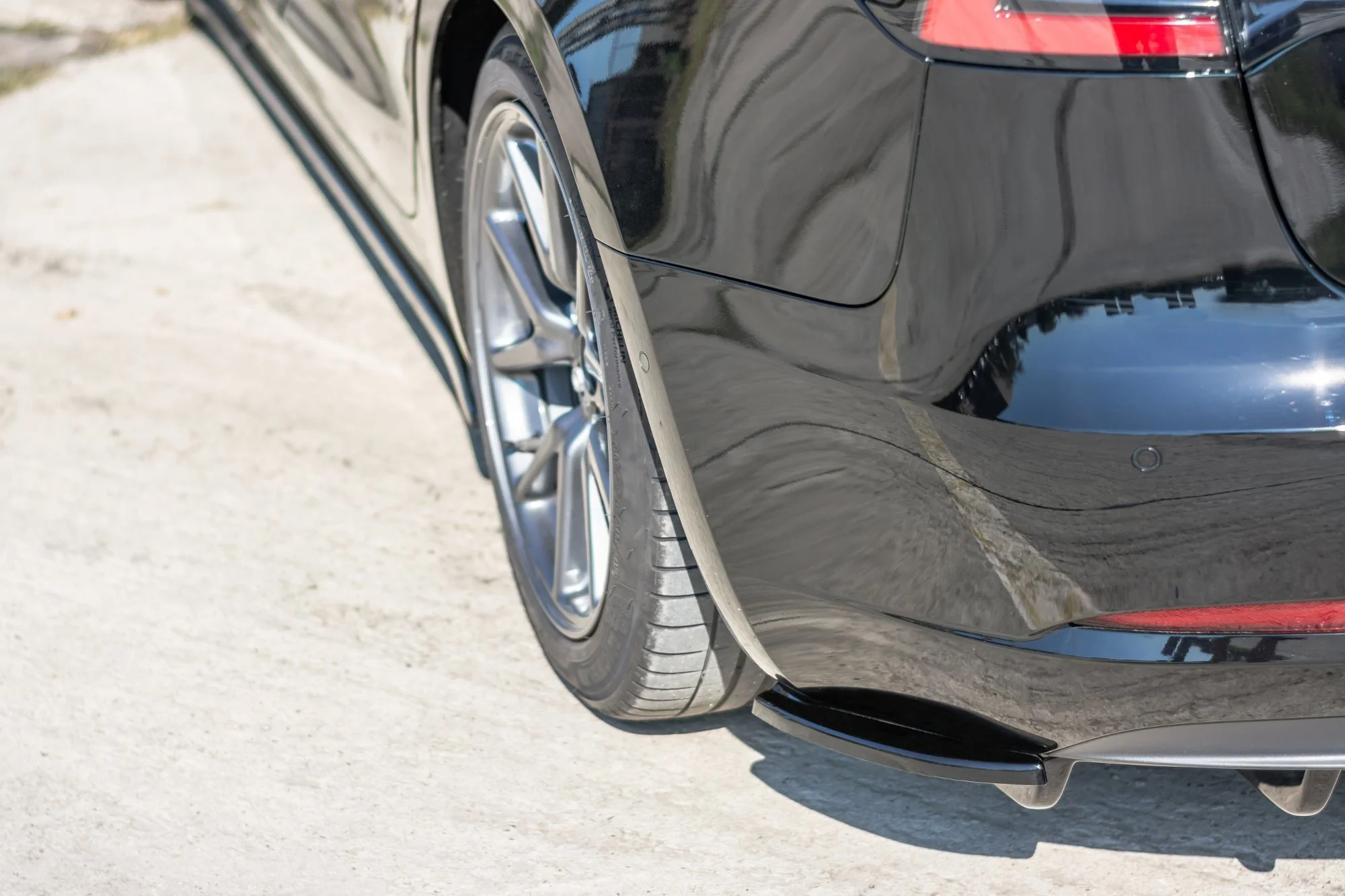 REAR SIDE SPLITTERS TESLA MODEL 3 - Image 4