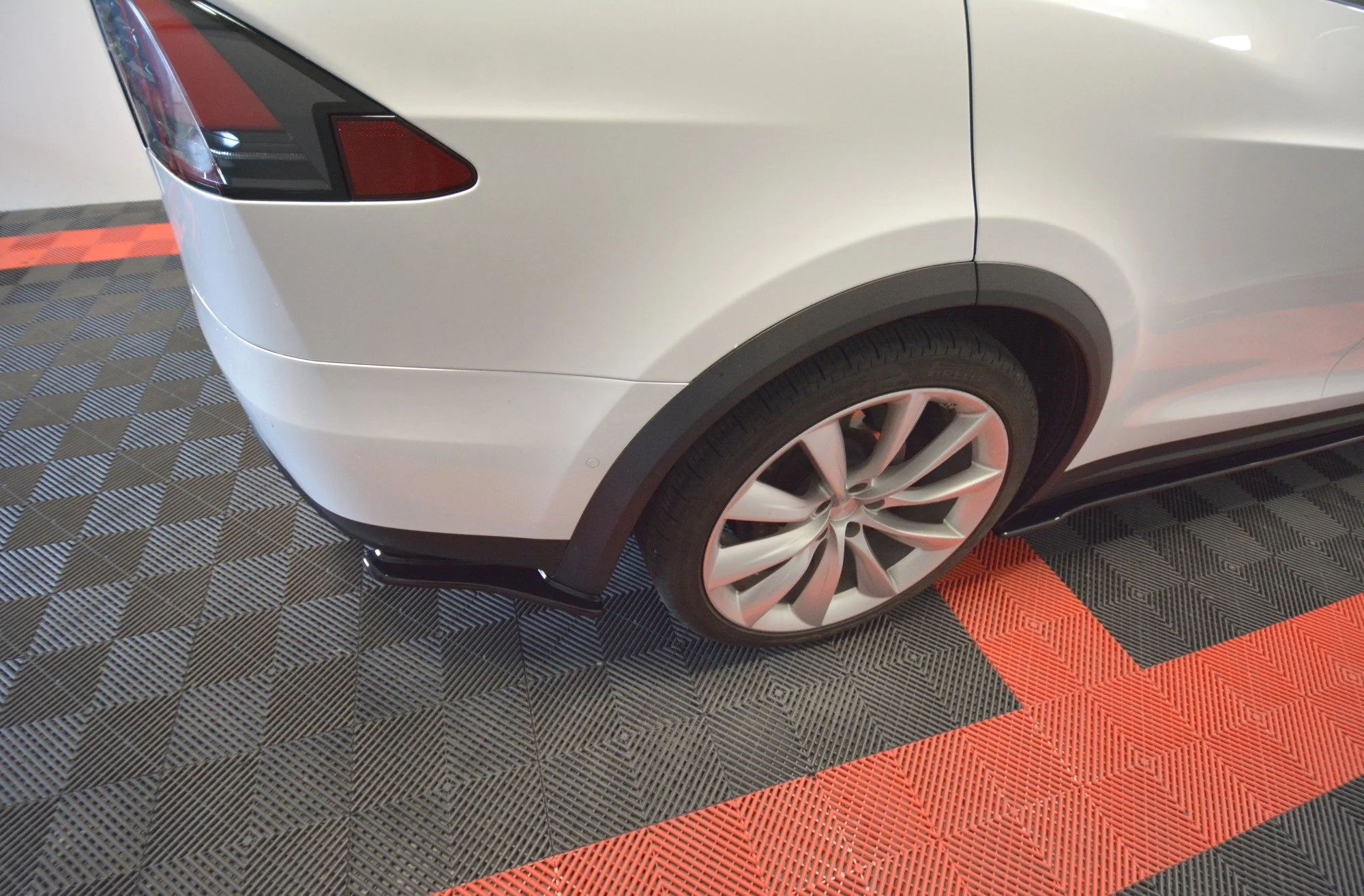 REAR SIDE SPLITTERS V.1 TESLA MODEL X - Image 2