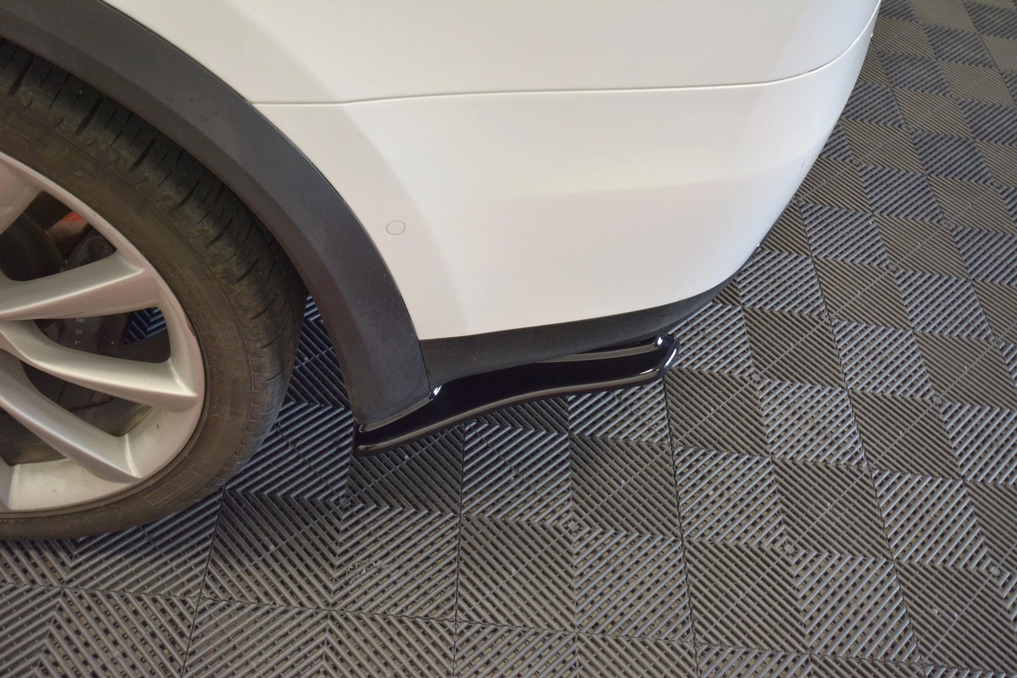 REAR SIDE SPLITTERS V.1 TESLA MODEL X - Image 3