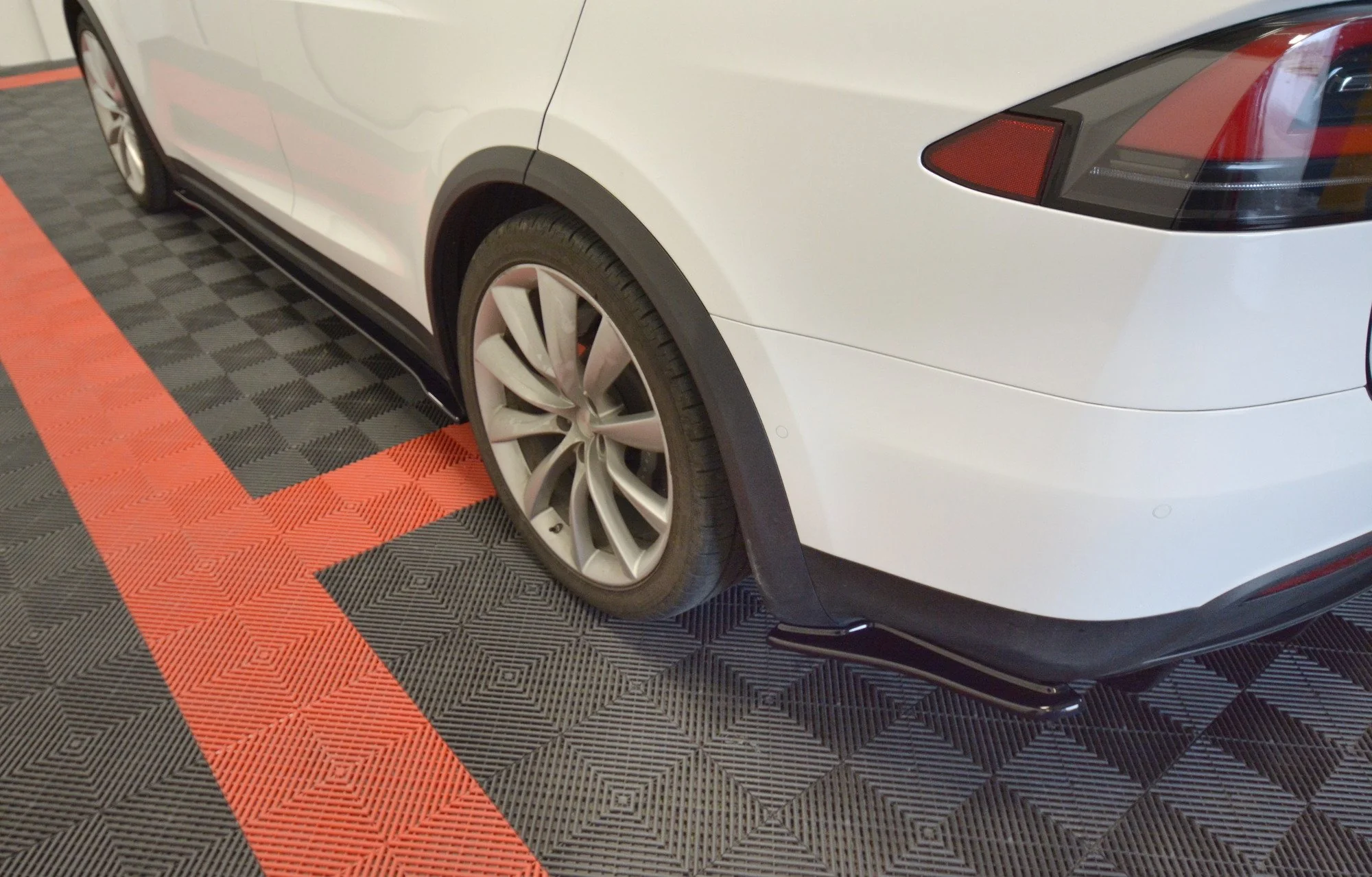 REAR SIDE SPLITTERS V.1 TESLA MODEL X - Image 4