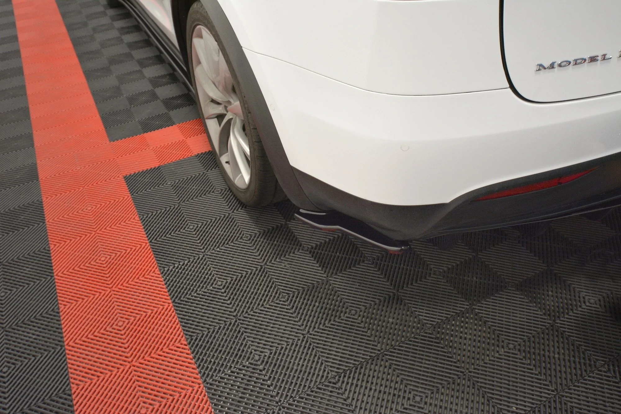 REAR SIDE SPLITTERS V.2 TESLA MODEL X - Image 3