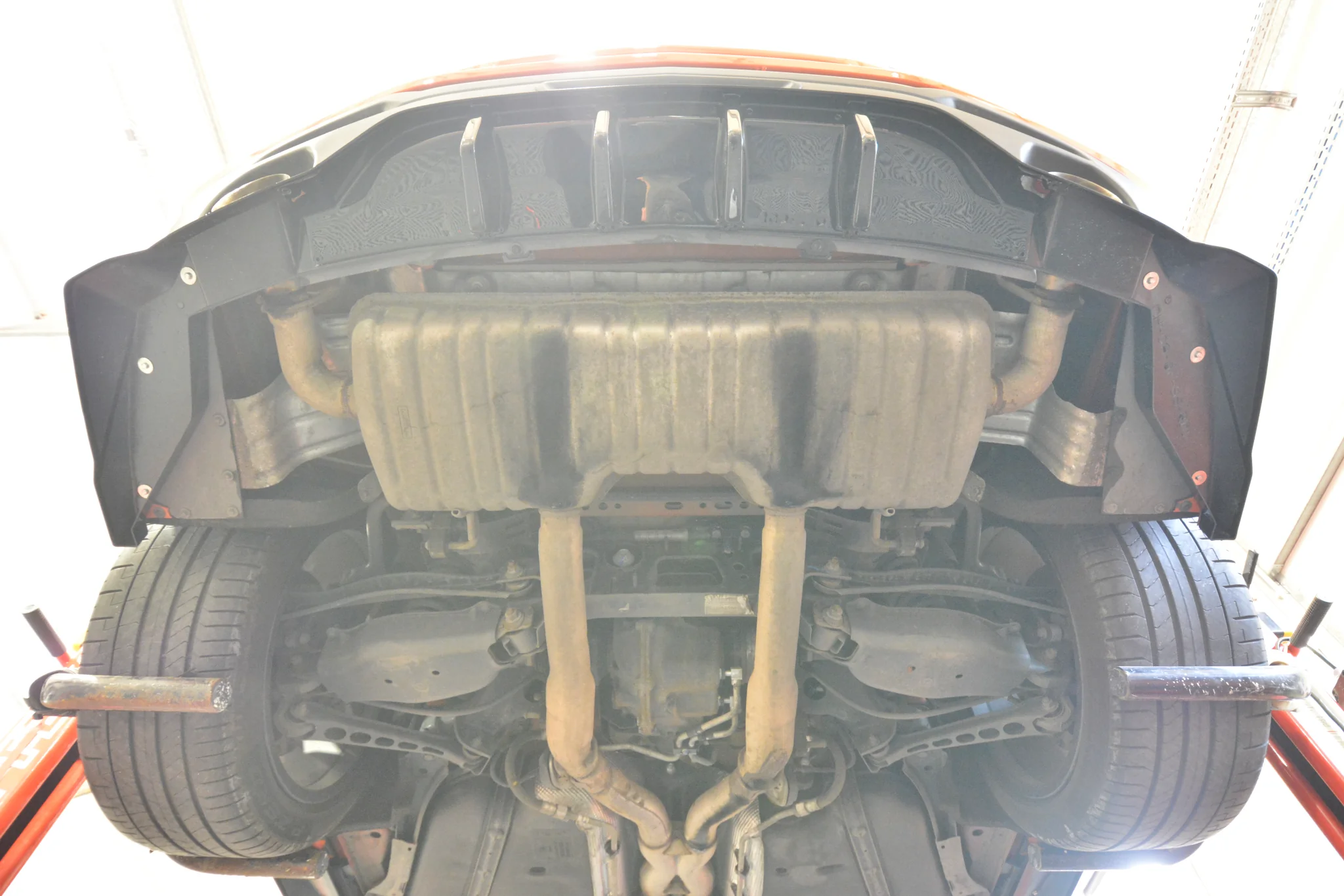 Rear Splitter (with vertical bars) Chevrolet Camaro SS Mk6 Facelift - Image 8