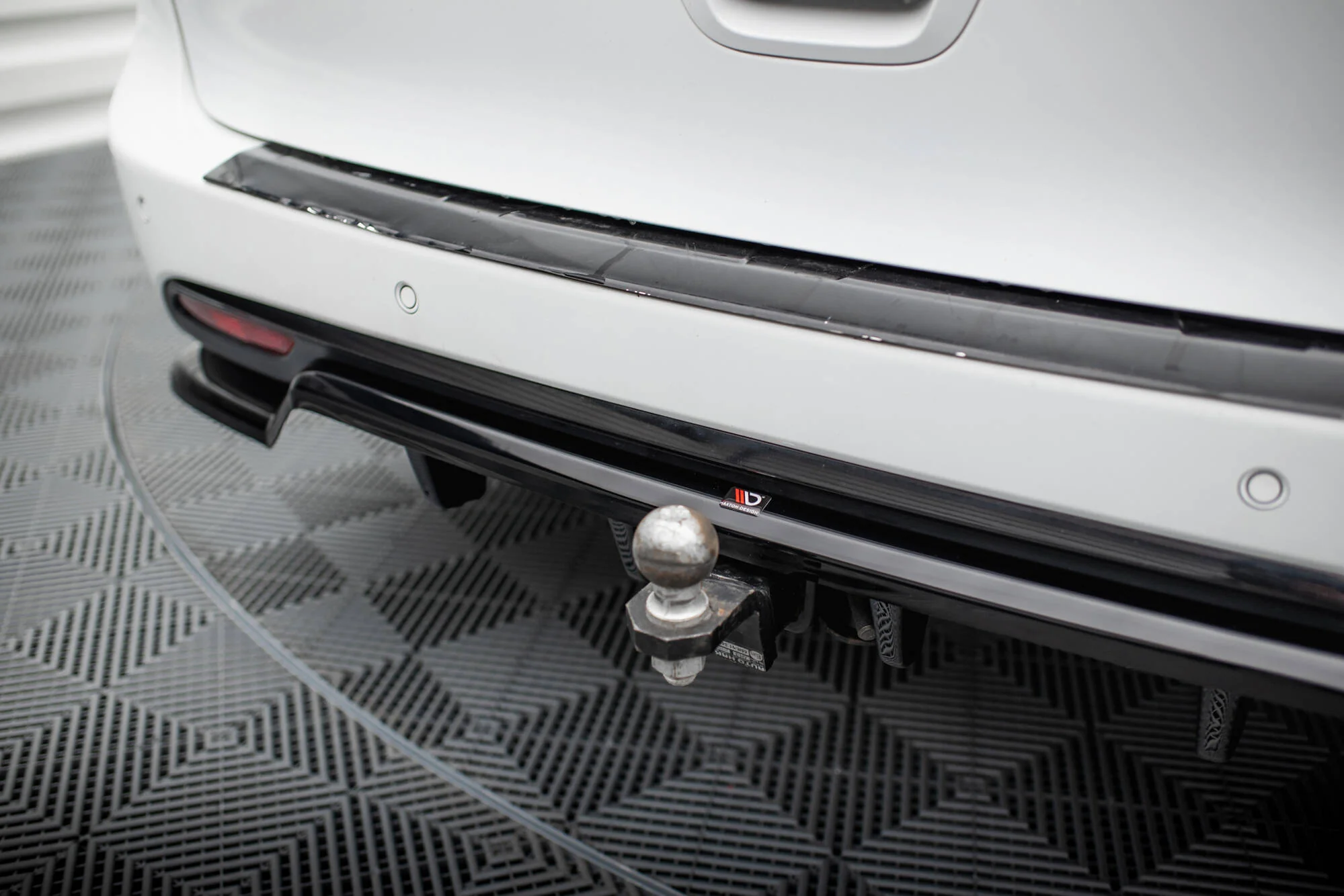 Rear Splitter (with vertical bars) Chrysler Pacifica Mk2 Facelift - Image 4