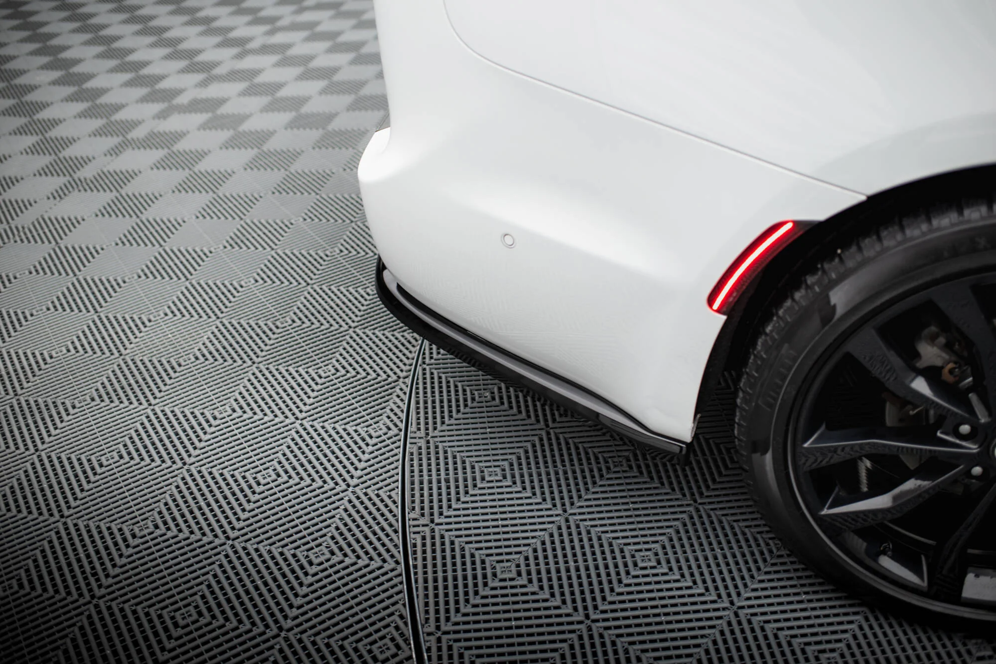 Rear Splitter (with vertical bars) Chrysler Pacifica Mk2 Facelift - Image 5