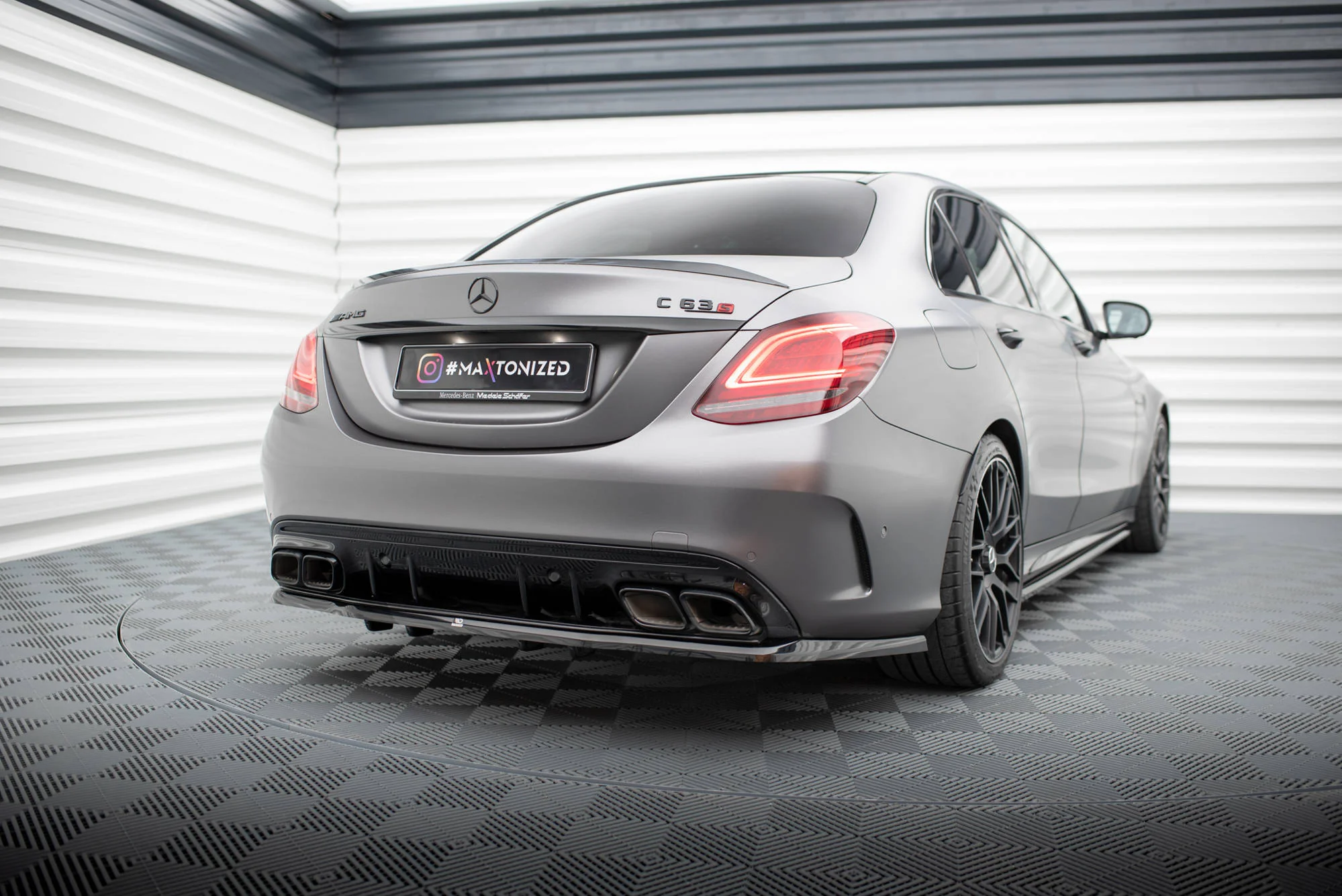 Rear Splitter (with vertical bars) Mercedes-AMG C63 Sedan / Estate W205 Facelift - Image 2