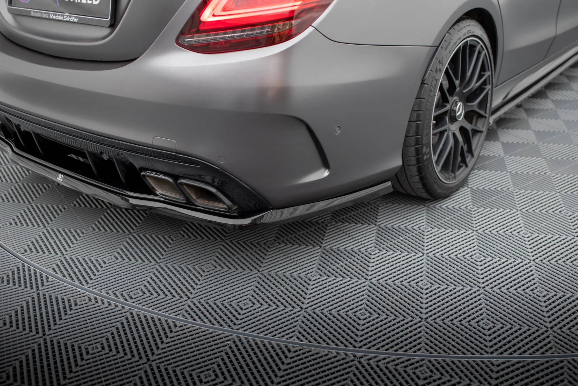 Rear Splitter (with vertical bars) Mercedes-AMG C63 Sedan / Estate W205 Facelift - Image 5