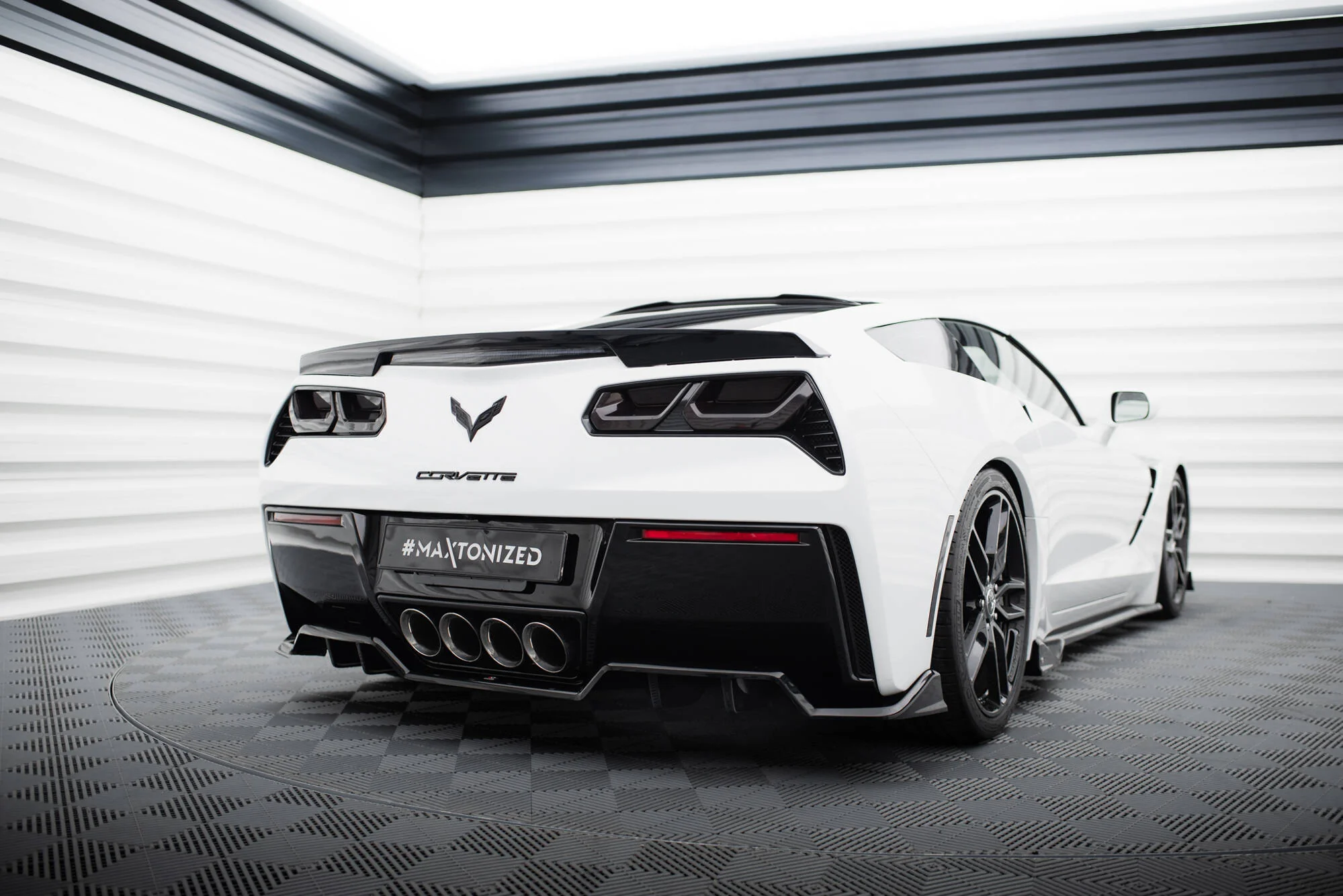 Central Rear Splitter (with vertical bars) Chevrolet Corvette C7 - Image 3