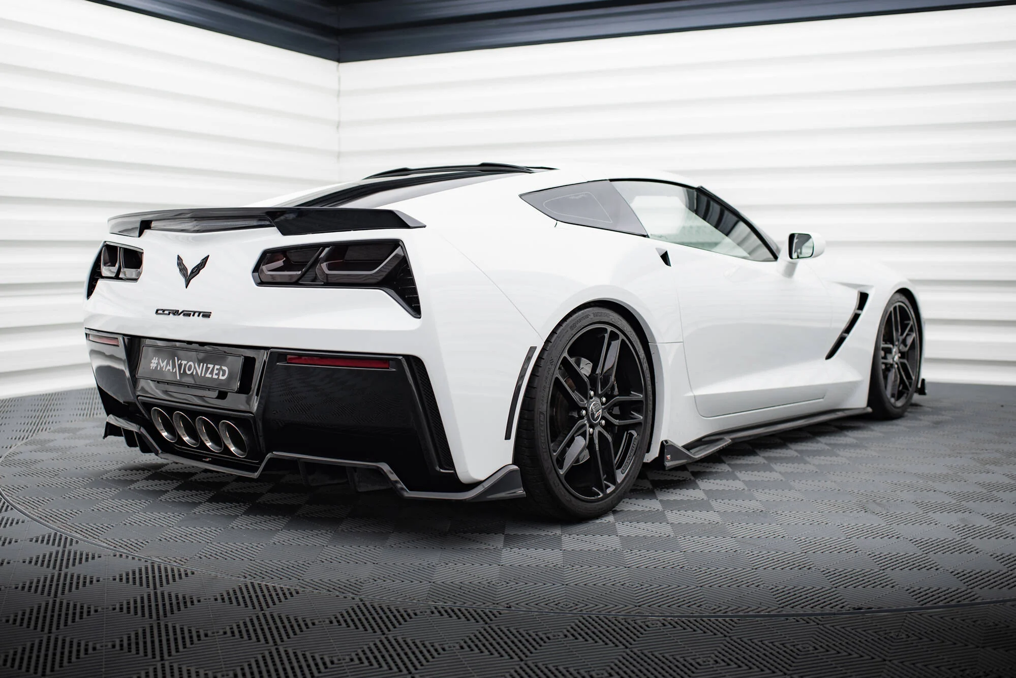 Central Rear Splitter (with vertical bars) Chevrolet Corvette C7 - Image 4