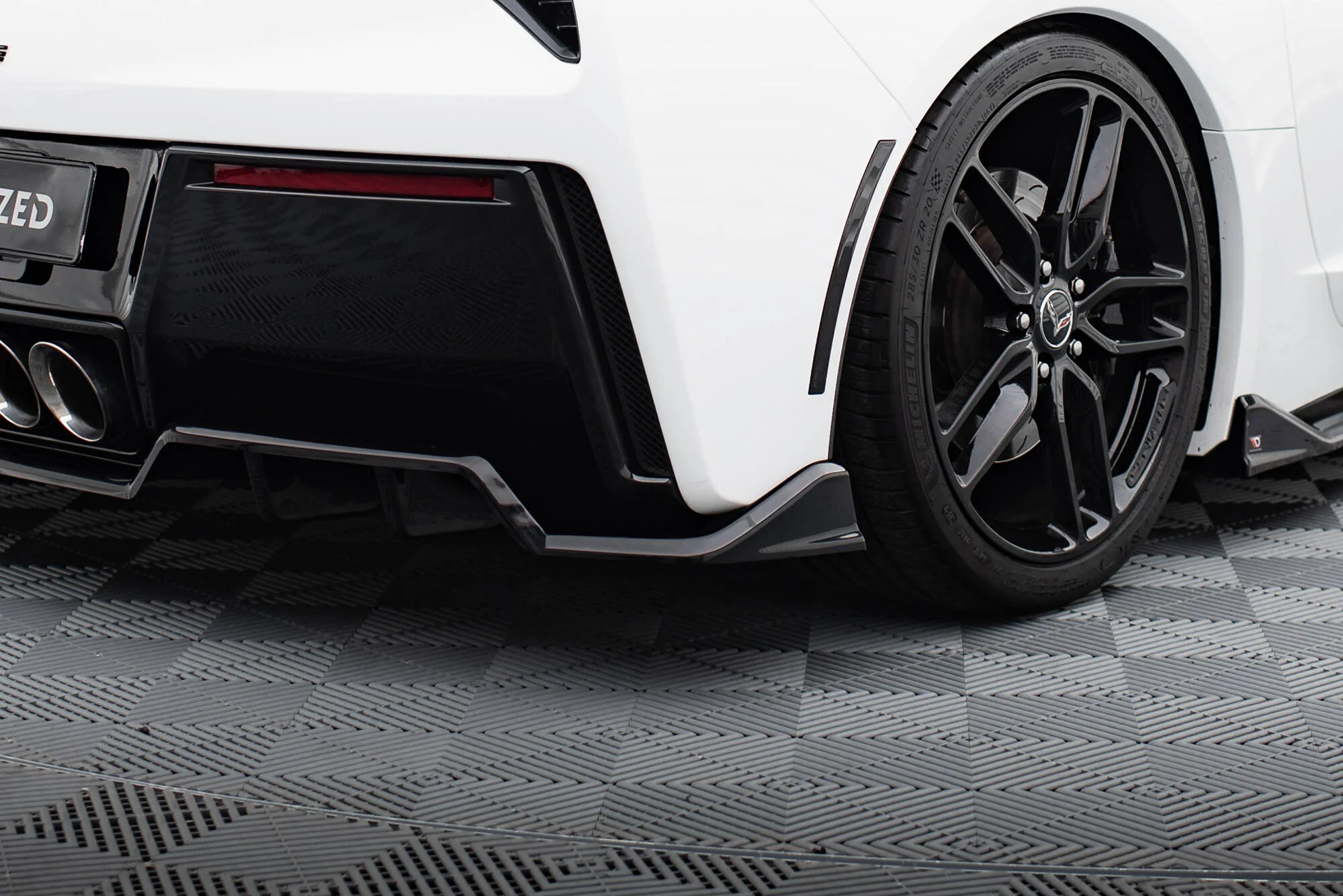 Central Rear Splitter (with vertical bars) Chevrolet Corvette C7 - Image 5