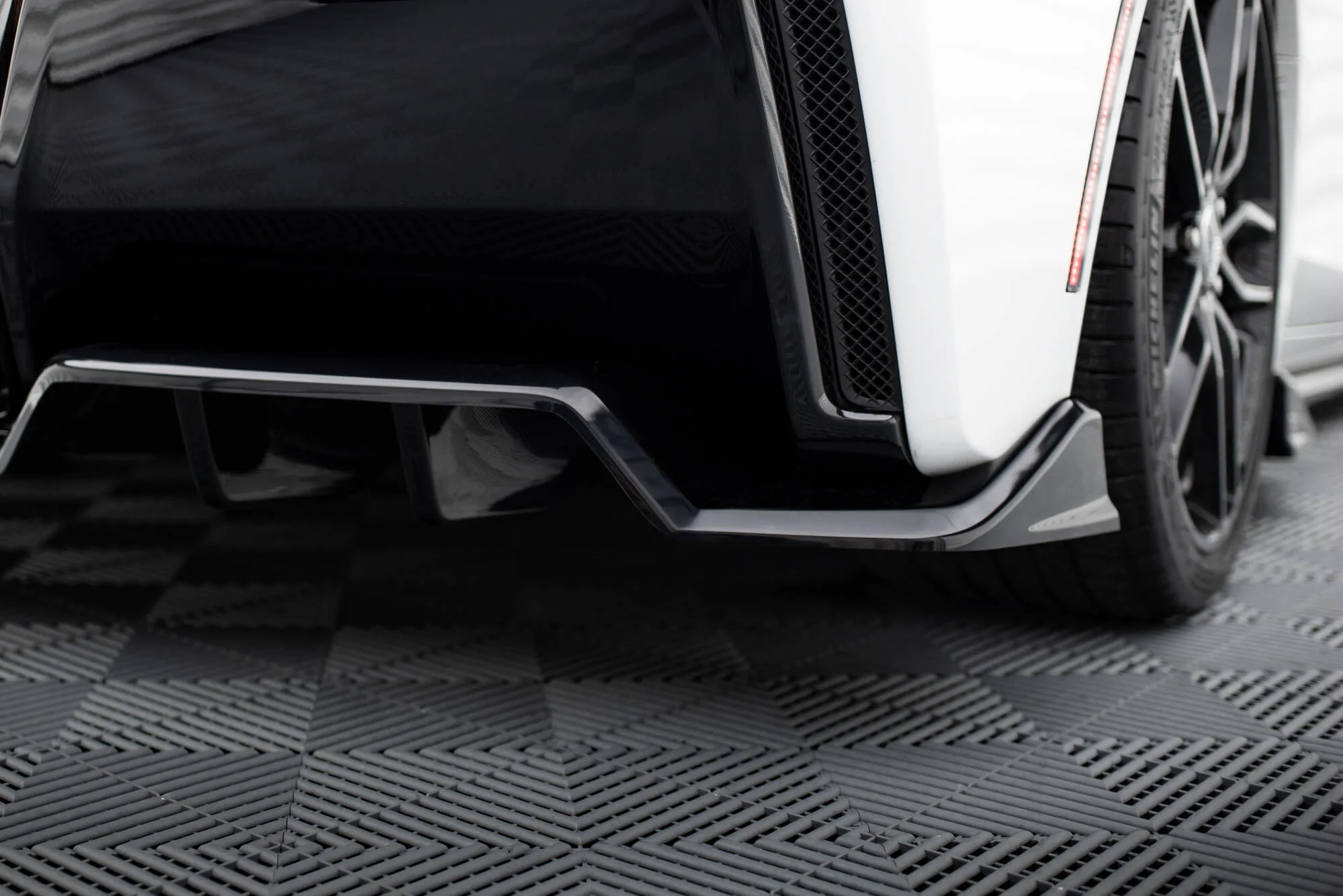 Central Rear Splitter (with vertical bars) Chevrolet Corvette C7 - Image 8