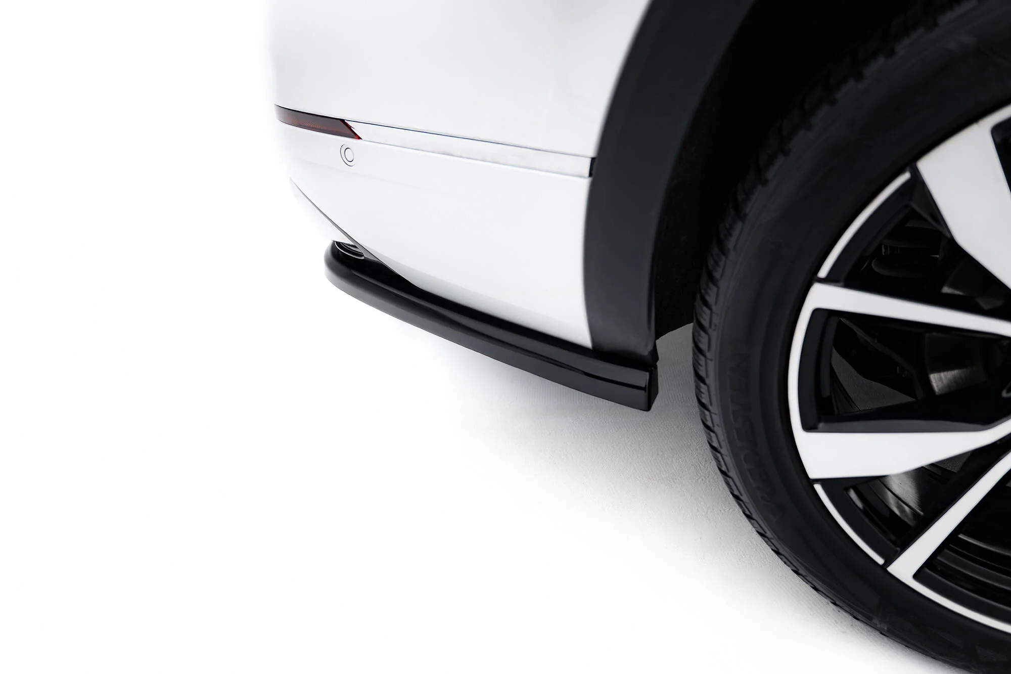Rear Splitter (with vertical bars) Volkswagen Atlas R-Line Mk1 Facelift 2 - Image 5
