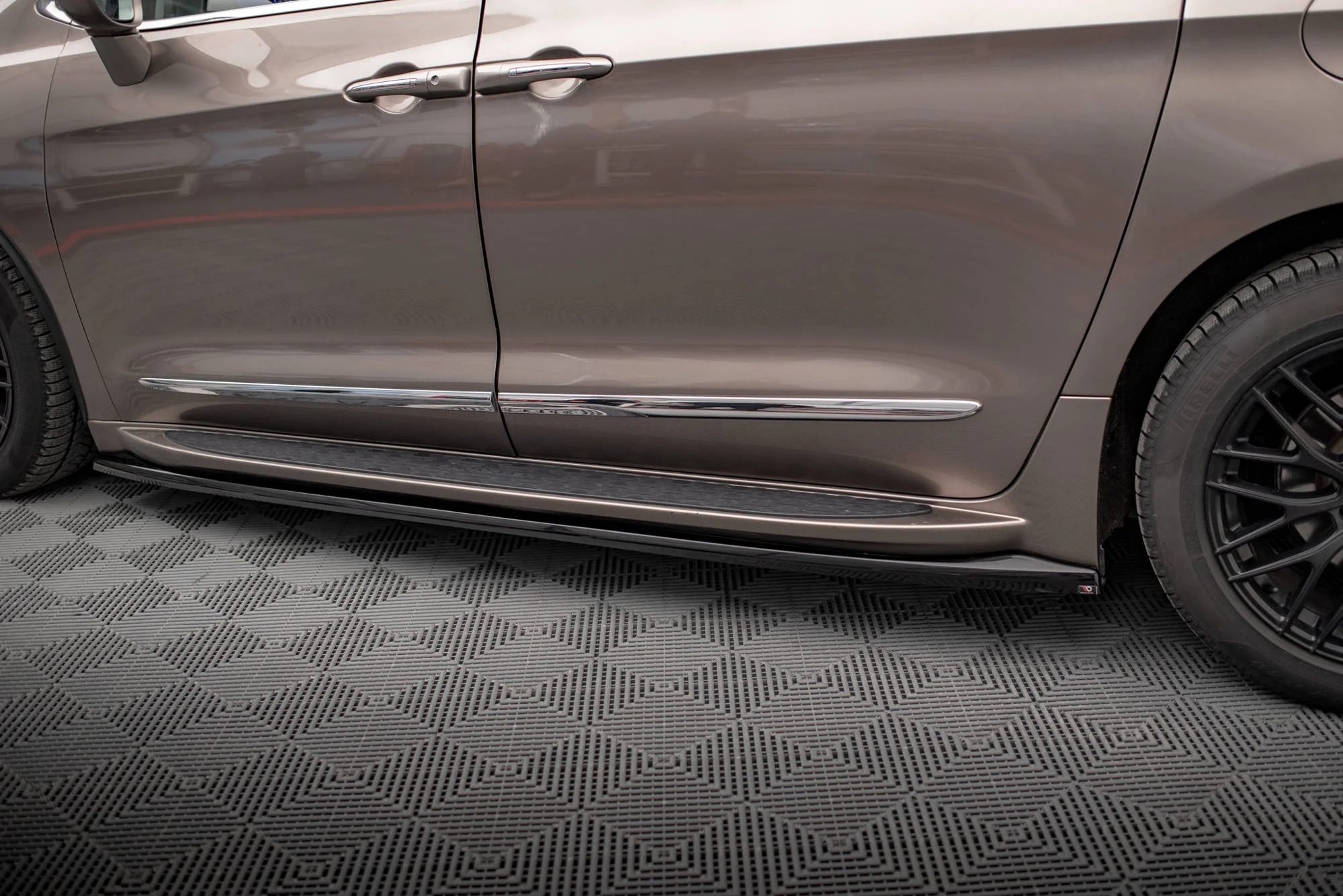 SIDE SKIRTS DIFFUSERS CHRYSLER PACIFICA MK2 - Image 3