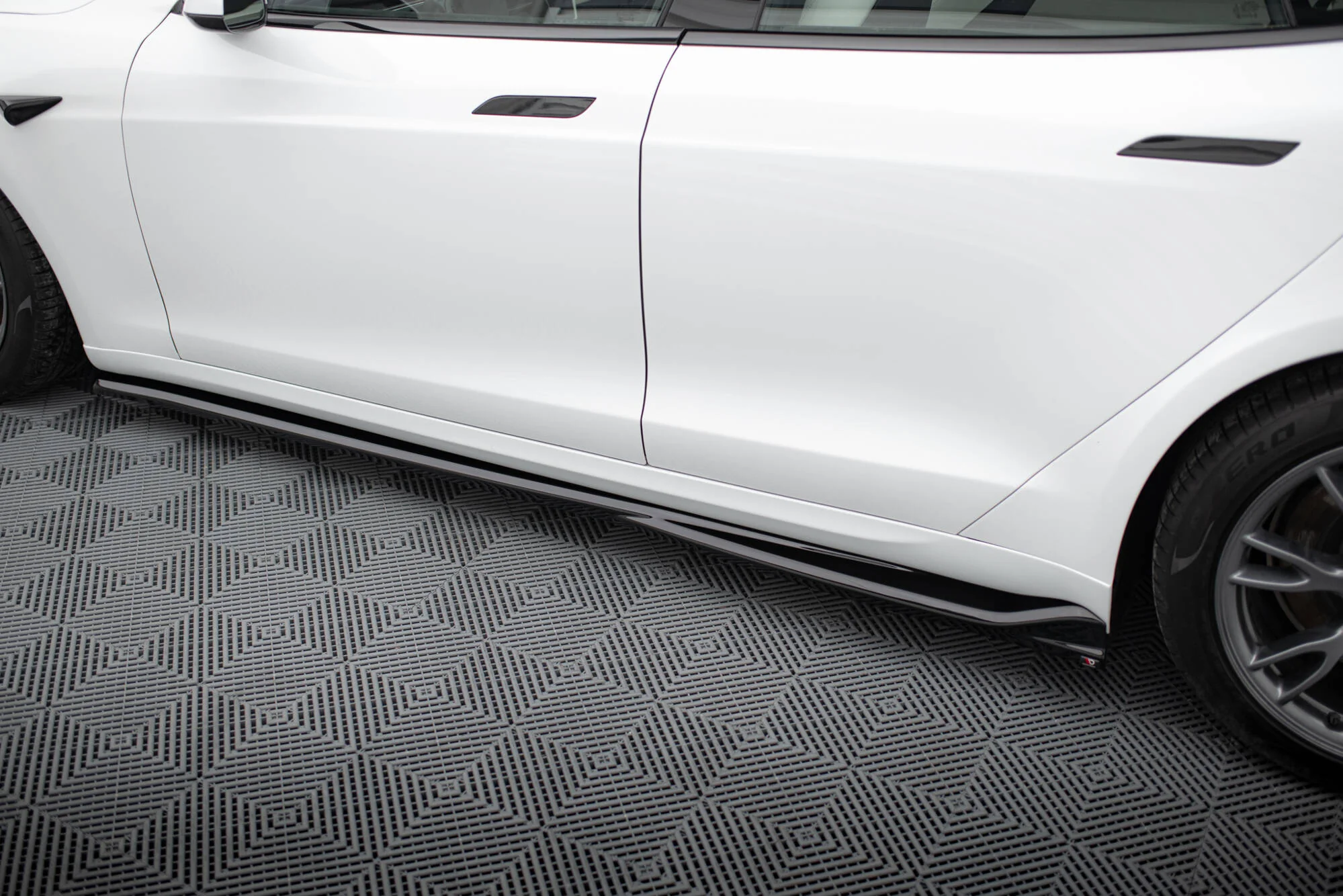 SIDE SKIRTS DIFFUSERS V.1 TESLA MODEL S PLAID MK1 FACELIFT - Image 4