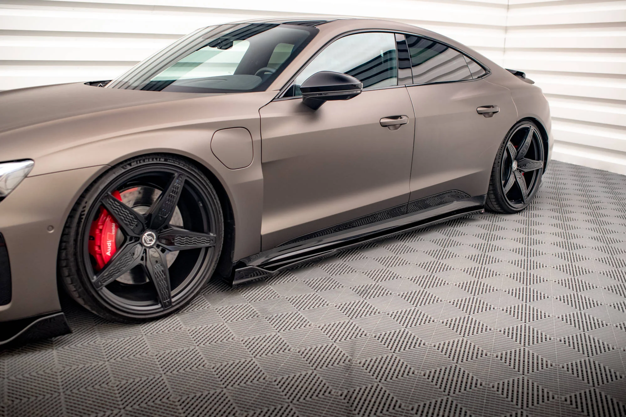SIDE SKIRTS DIFFUSERS V.2 AUDI E-TRON GT / RS GT MK1 - Image 4