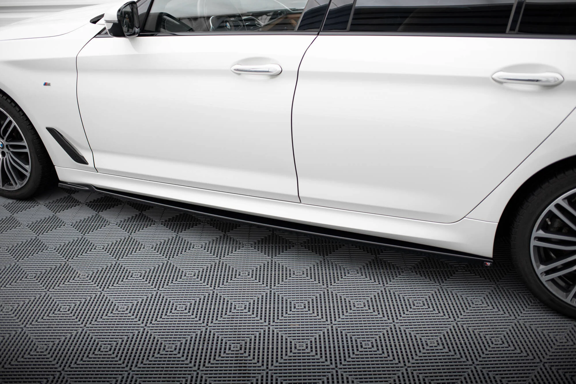 Side Skirts Diffusers V.2 BMW 5 M-Pack G30 / G31 - Image 3