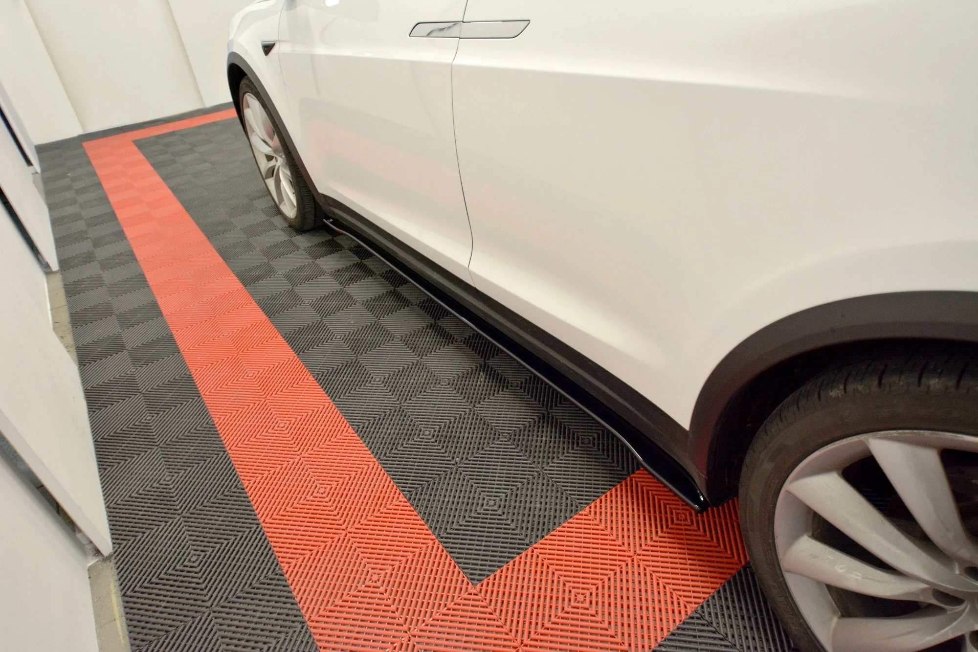SIDE SKIRTS DIFFUSERS V.2 TESLA MODEL X - Image 2