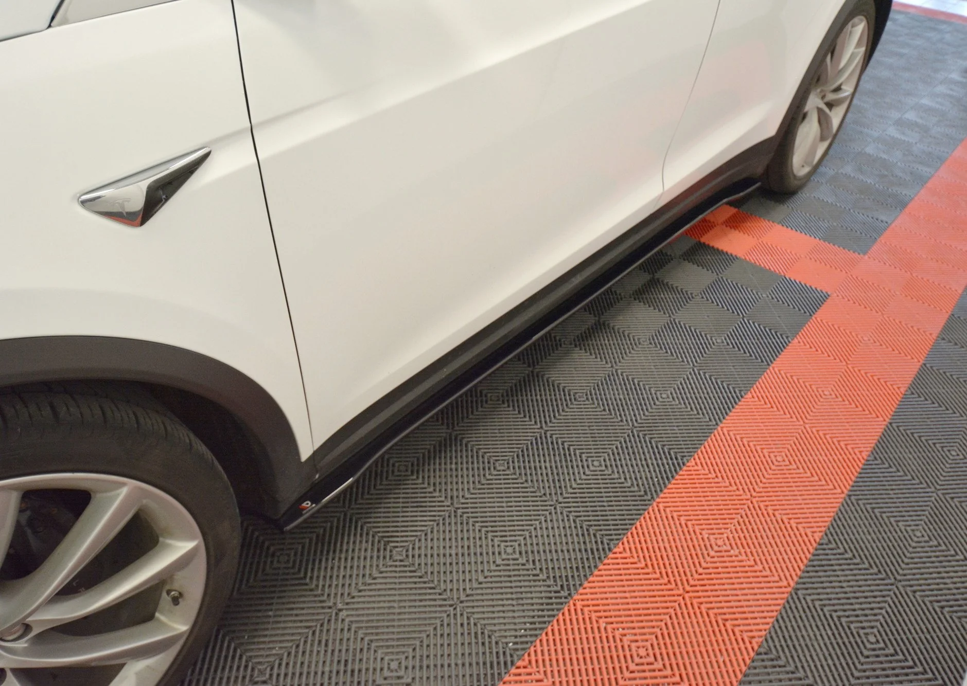 SIDE SKIRTS DIFFUSERS V.2 TESLA MODEL X - Image 3