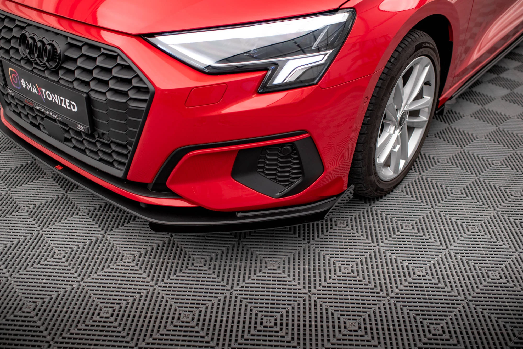 STREET PRO FRONT SPLITTER + FLAPS AUDI A3 8Y - Image 3
