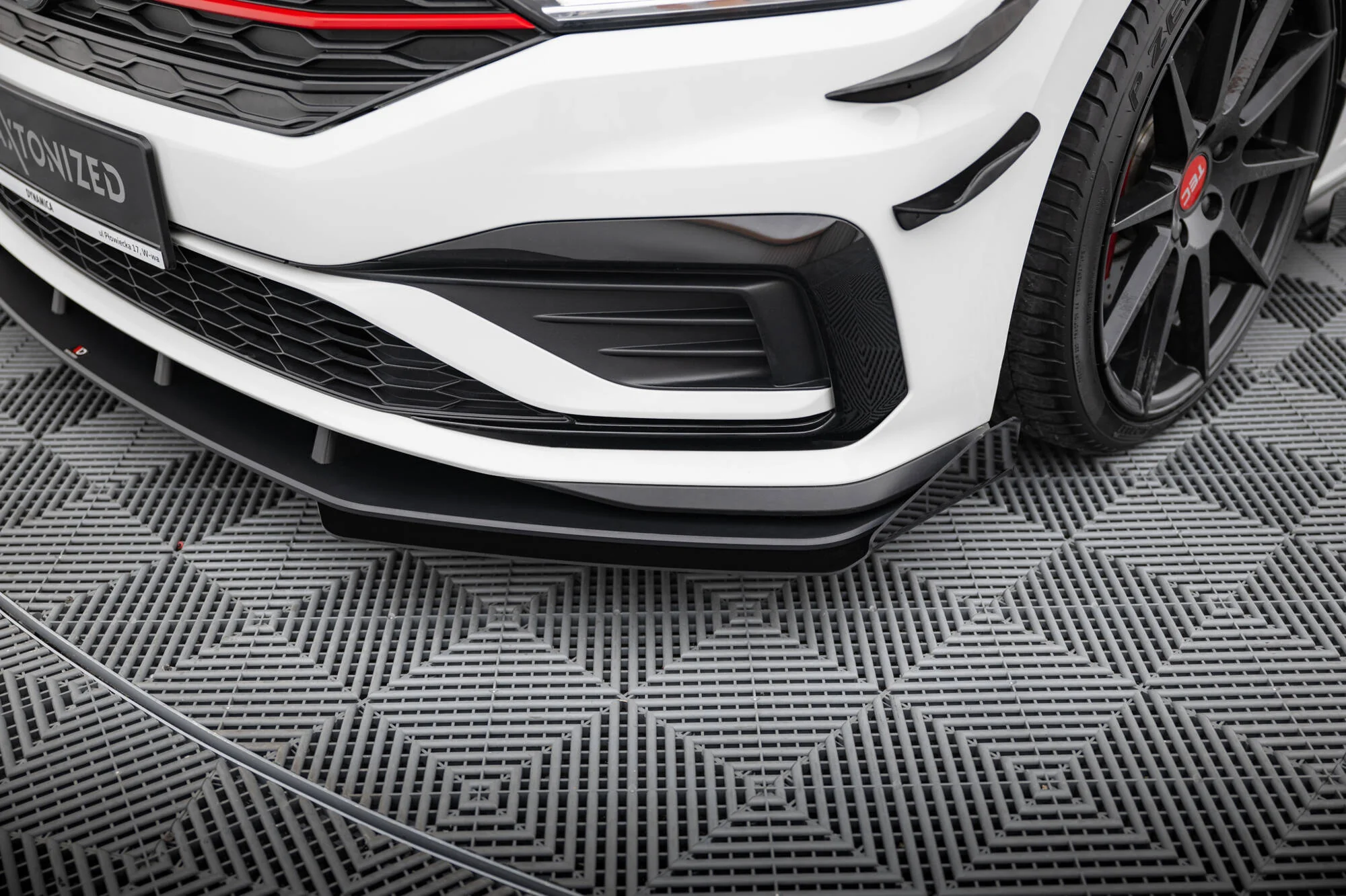 STREET PRO FRONT SPLITTER + FLAPS VOLKSWAGEN JETTA GLI MK7 - Image 5